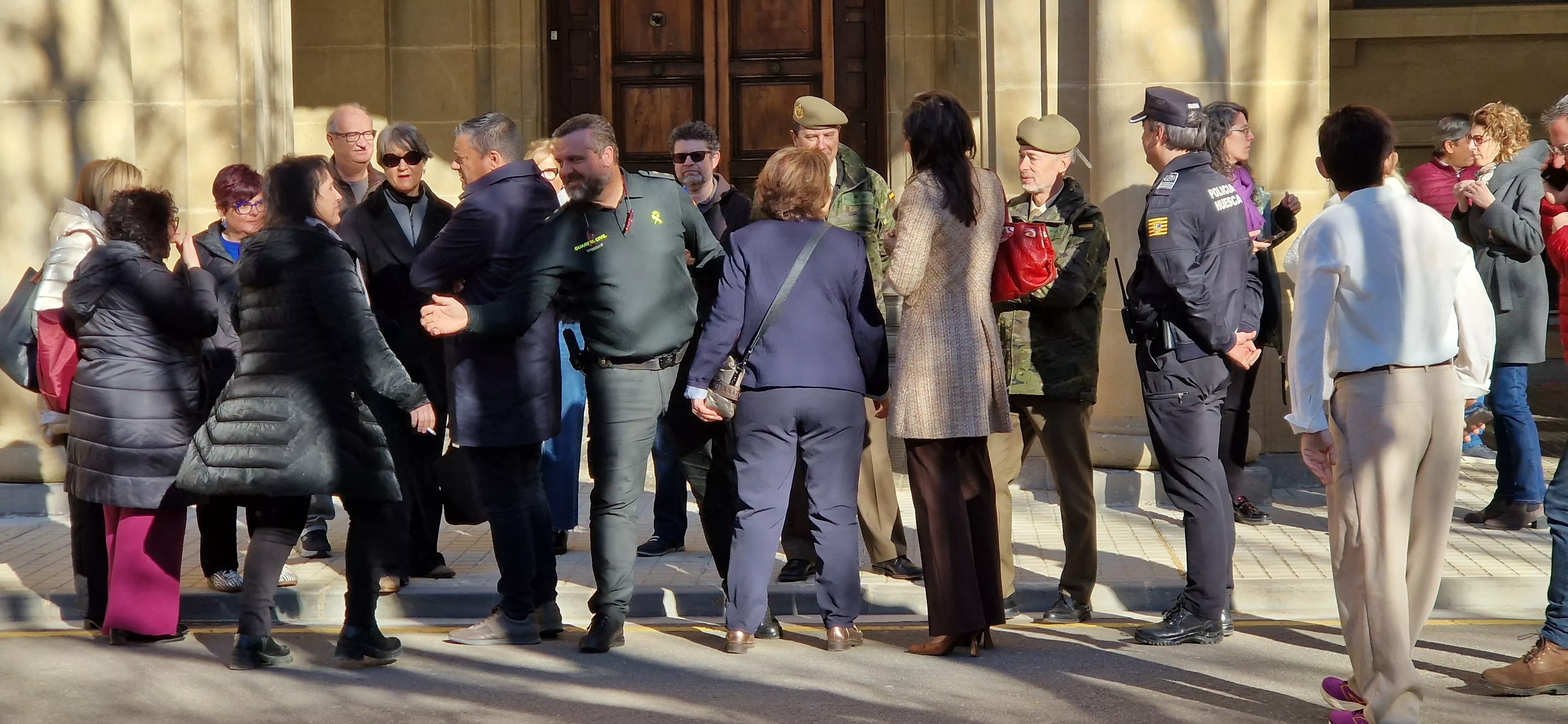 Minuto de silencio en Huesca por el asesinato de la vecina de Barbastro. Foto Myriam Martínez