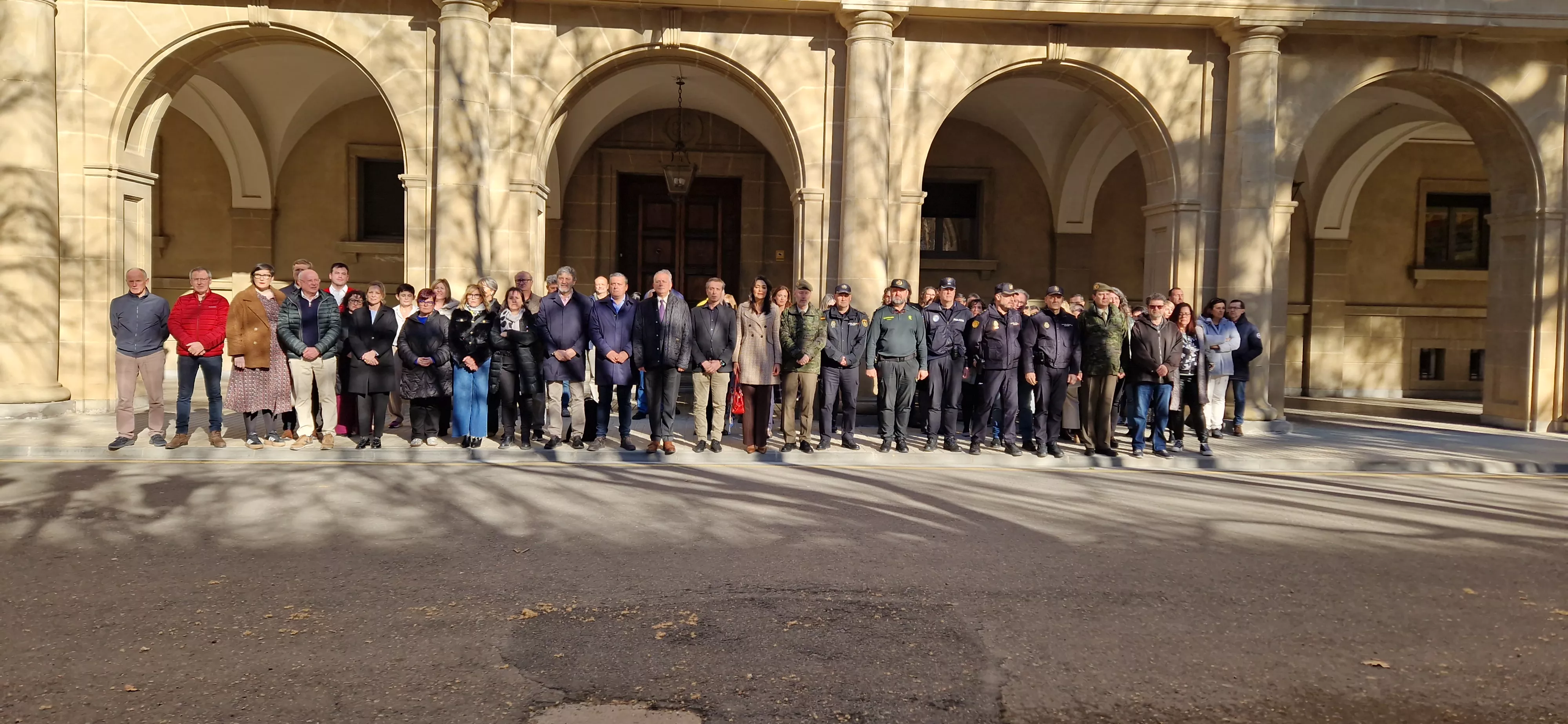 Minuto de silencio en Huesca por el asesinato de la vecina de Barbastro. Foto Myriam Martínez