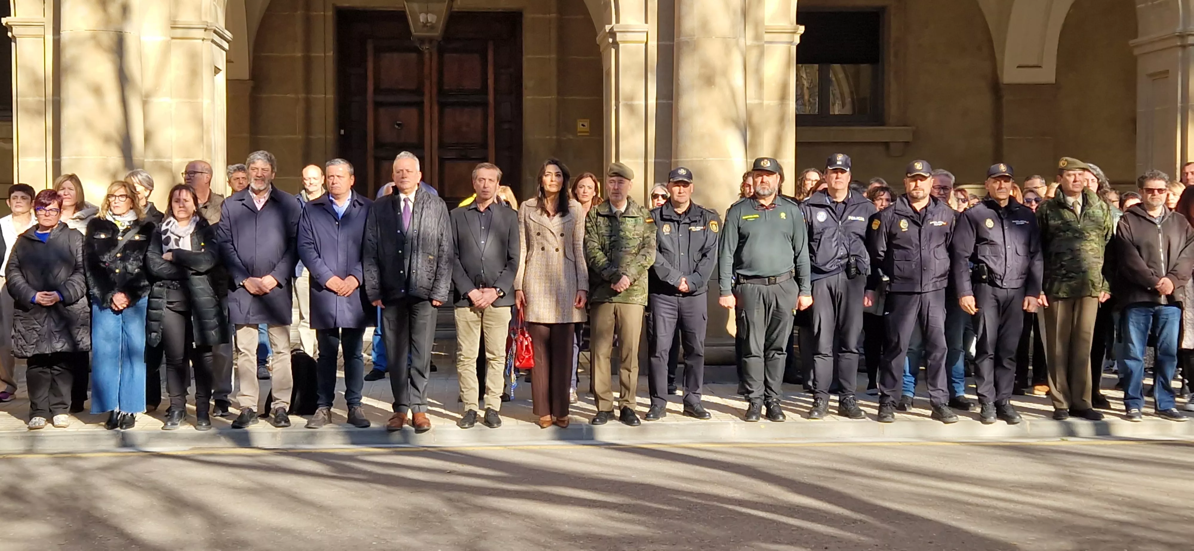 Minuto de silencio en Huesca por el asesinato de la vecina de Barbastro. Foto Myriam Martínez