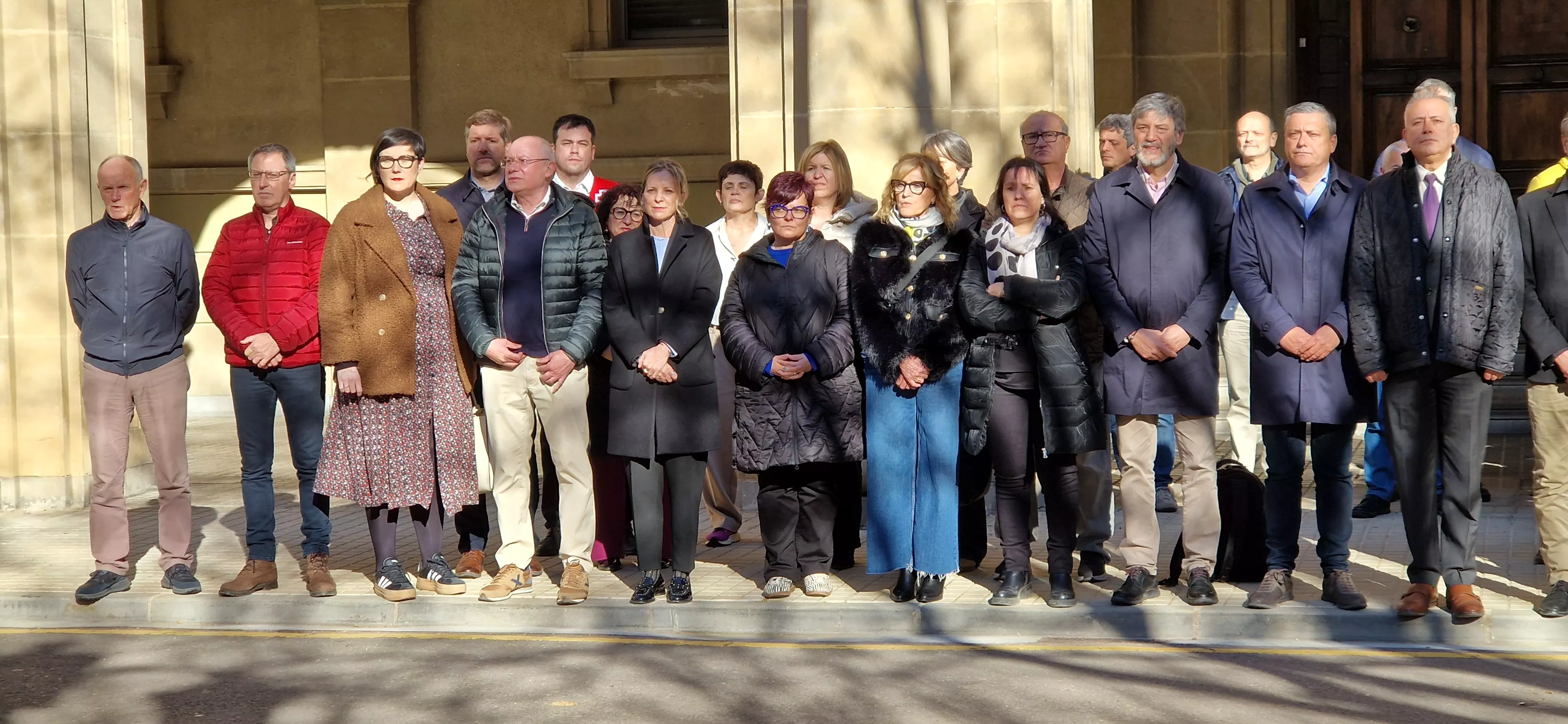 Minuto de silencio en Huesca por el asesinato de la vecina de Barbastro. Foto Myriam Martínez