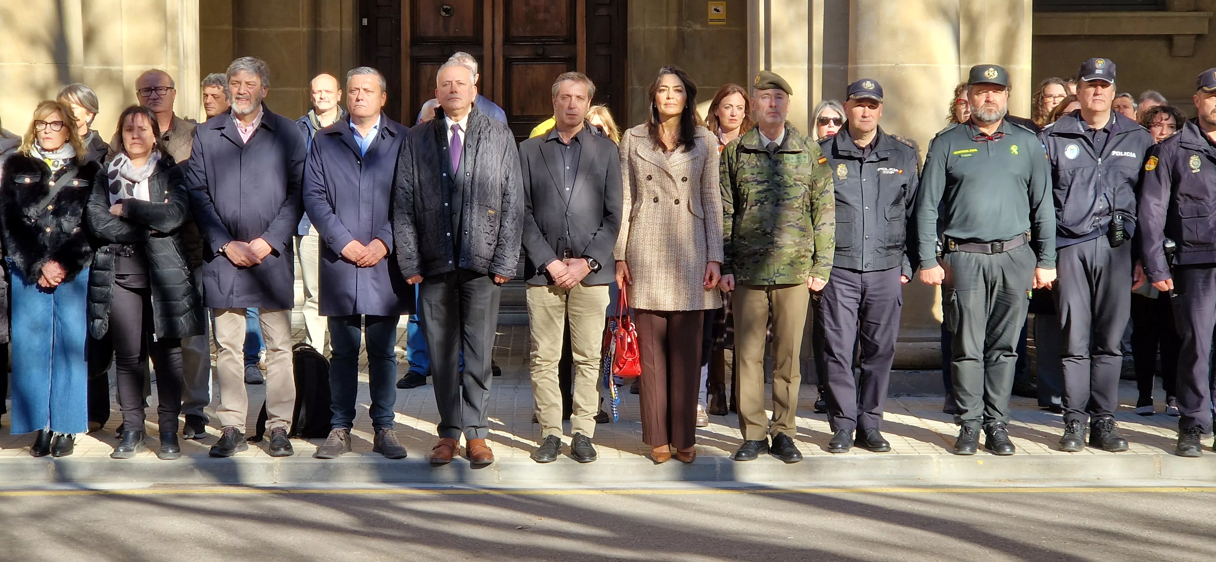Minuto de silencio en Huesca por el asesinato de la vecina de Barbastro. Foto Myriam Martínez