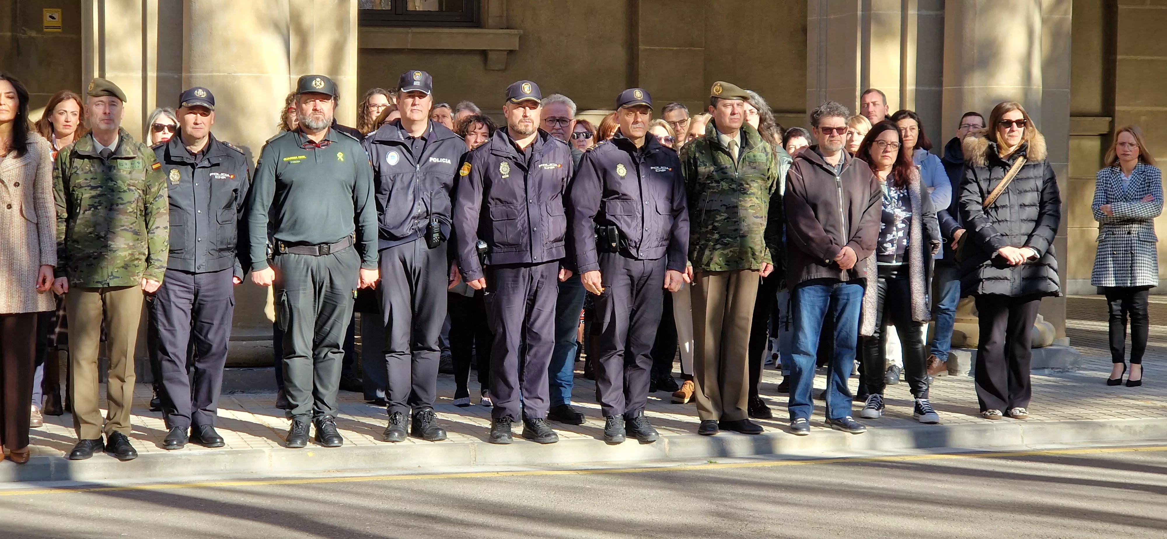 Minuto de silencio en Huesca por el asesinato de la vecina de Barbastro. Foto Myriam Martínez