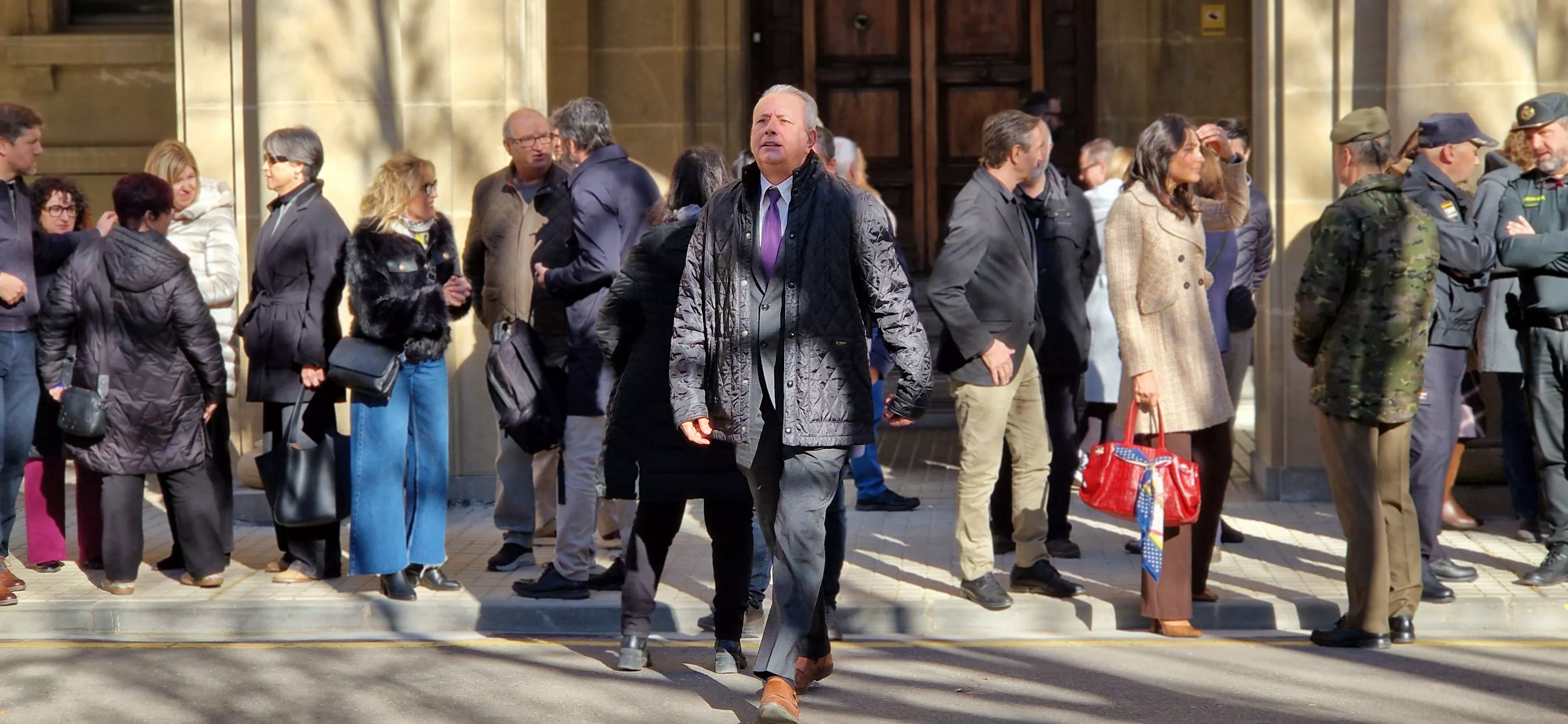 Minuto de silencio en Huesca por el asesinato de la vecina de Barbastro. Foto Myriam Martínez