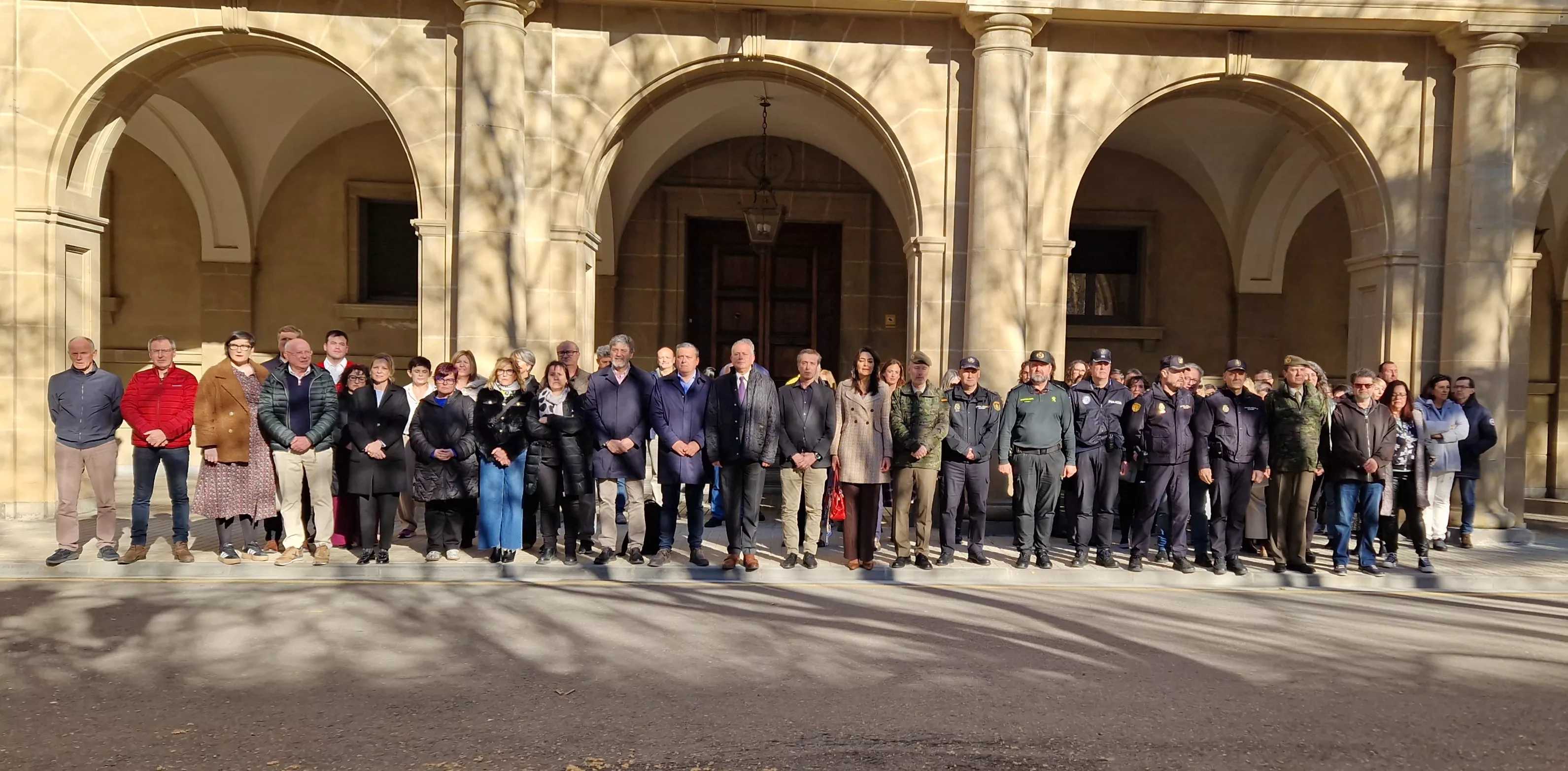 Minuto de silencio por el asesinato de la vecina de Barbastro. Foto Myriam Martínez