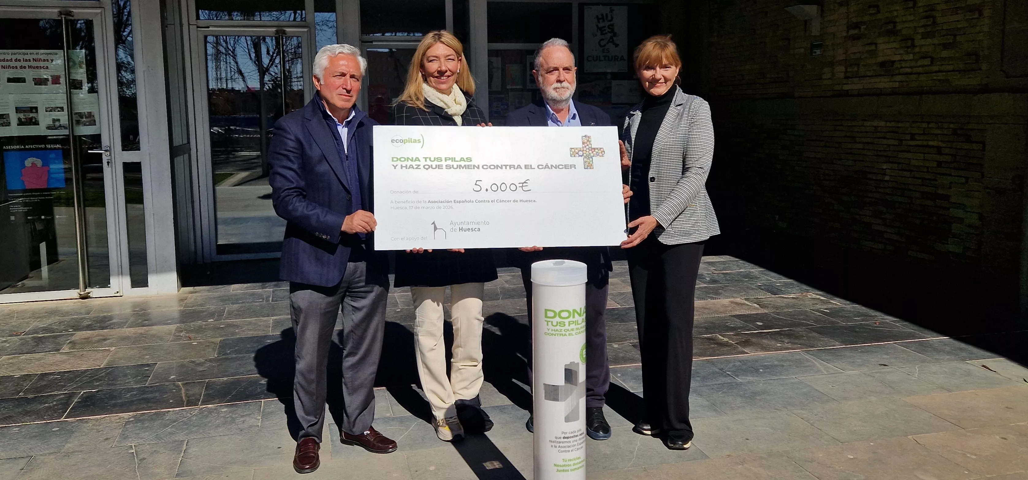 Julio Lema, Marta Escartín, José Manuel Ramón y Cajal y Ana Palomera, gerente de la AECC Huesca. Foto Myriam Martínez
