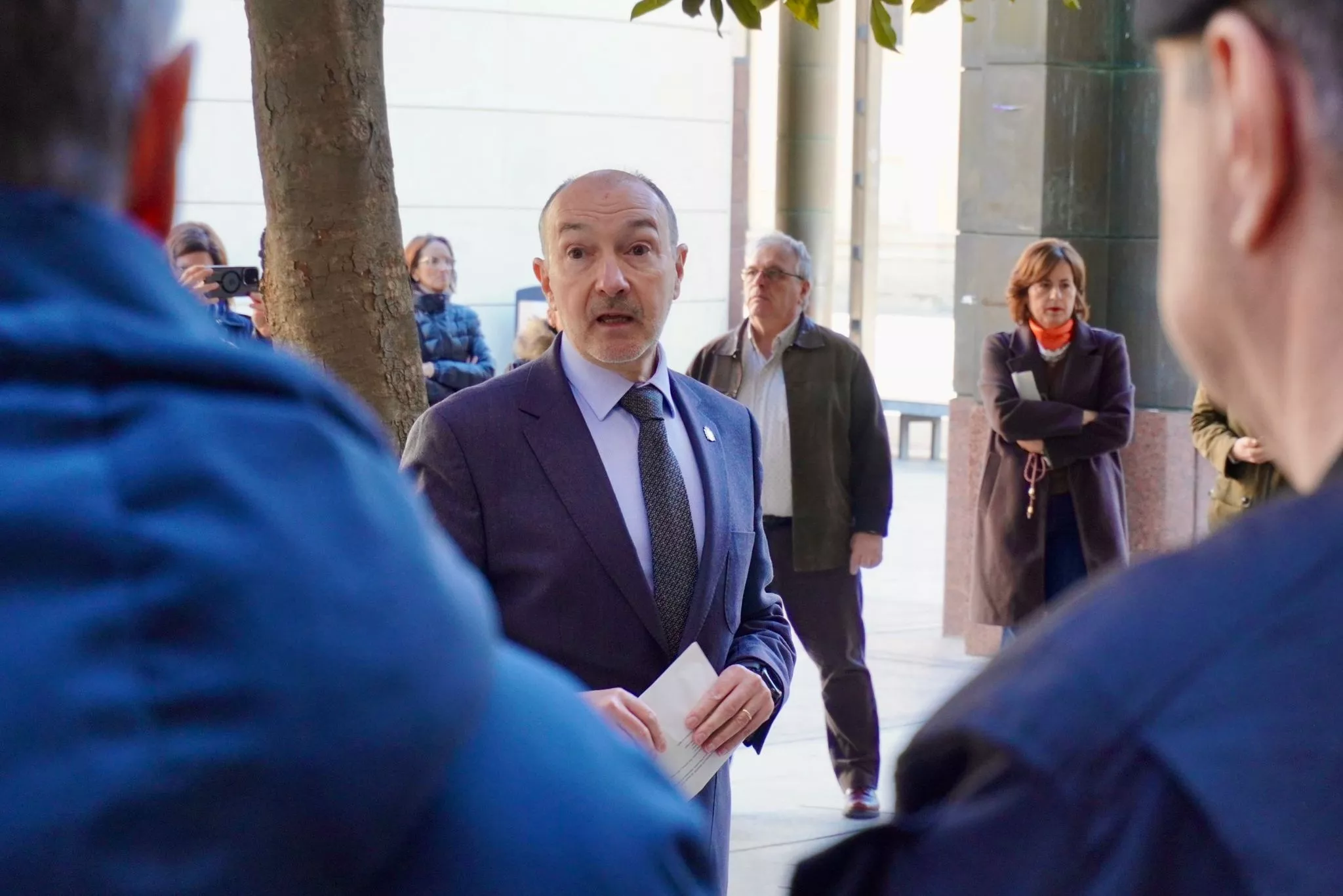 Minuto de silencio en la Delegación del Gobierno en Zaragoza.