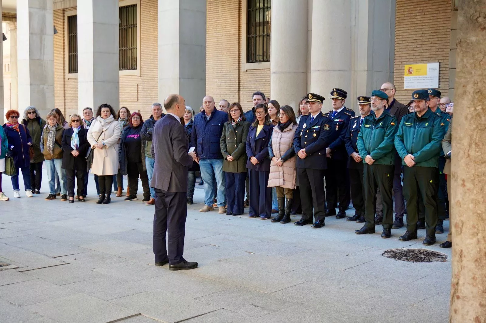 Minuto de silencio en la Delegación del Gobierno en Zaragoza.