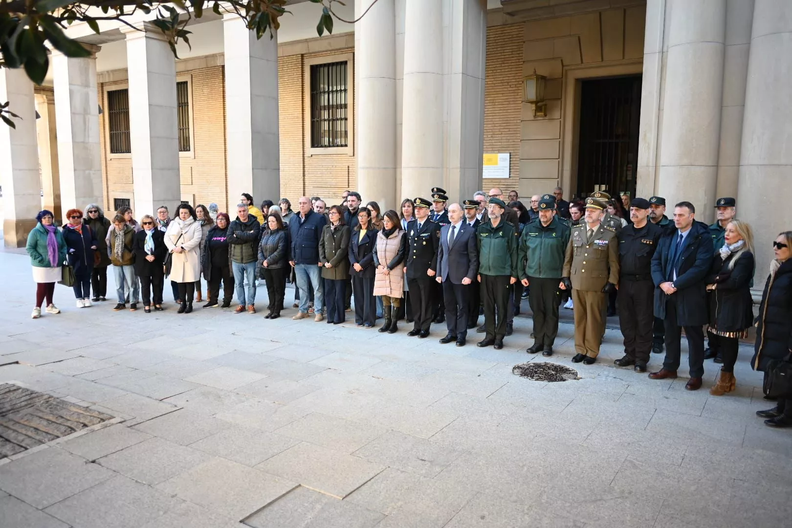 Minuto de silencio en la Delegación del Gobierno en Zaragoza.