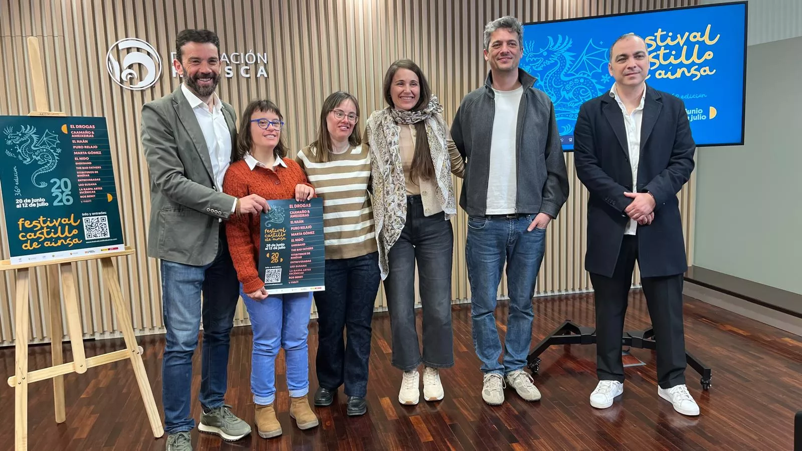 Enrique Pueyo, Dani Escolano y Carlos Sampériz con miembros del grupo Artecor, en la presentación del Festival Castillo de Aínsa. Foto Mercedes Manterola