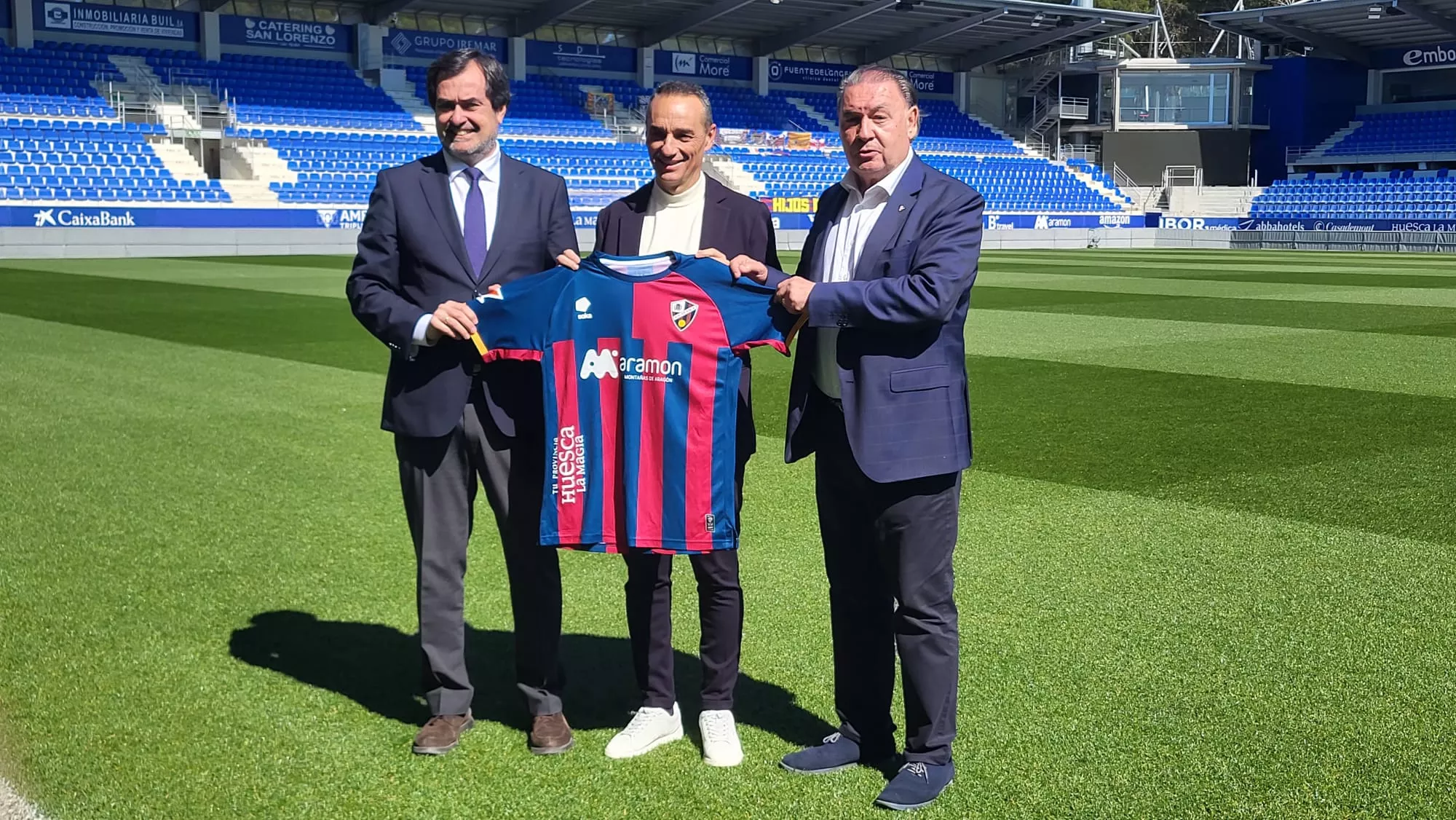 Ricardo Mur, José Luis Oltra y Agustín Lasaosa en el césped de El Alcoraz. : "Huesca tiene que tener equipo en el fútbol profesional" de  Huesca