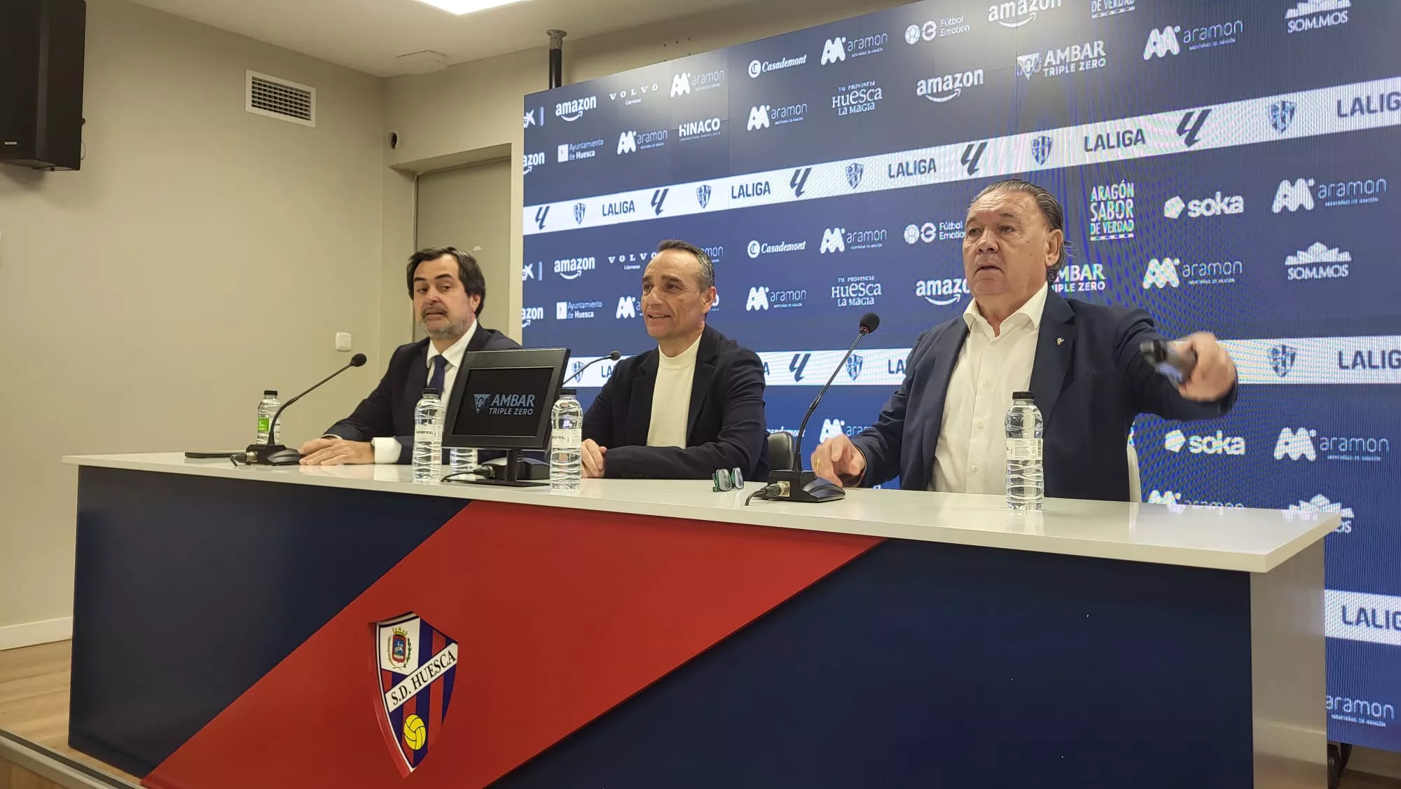 Ricardo Mur, José Luis Oltra y Agustín Lasaosa en la presentación