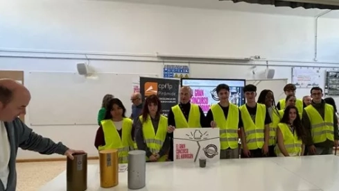 Grupo de alumnos del CPIFP Pirámide elaborando muestras de hormigón.