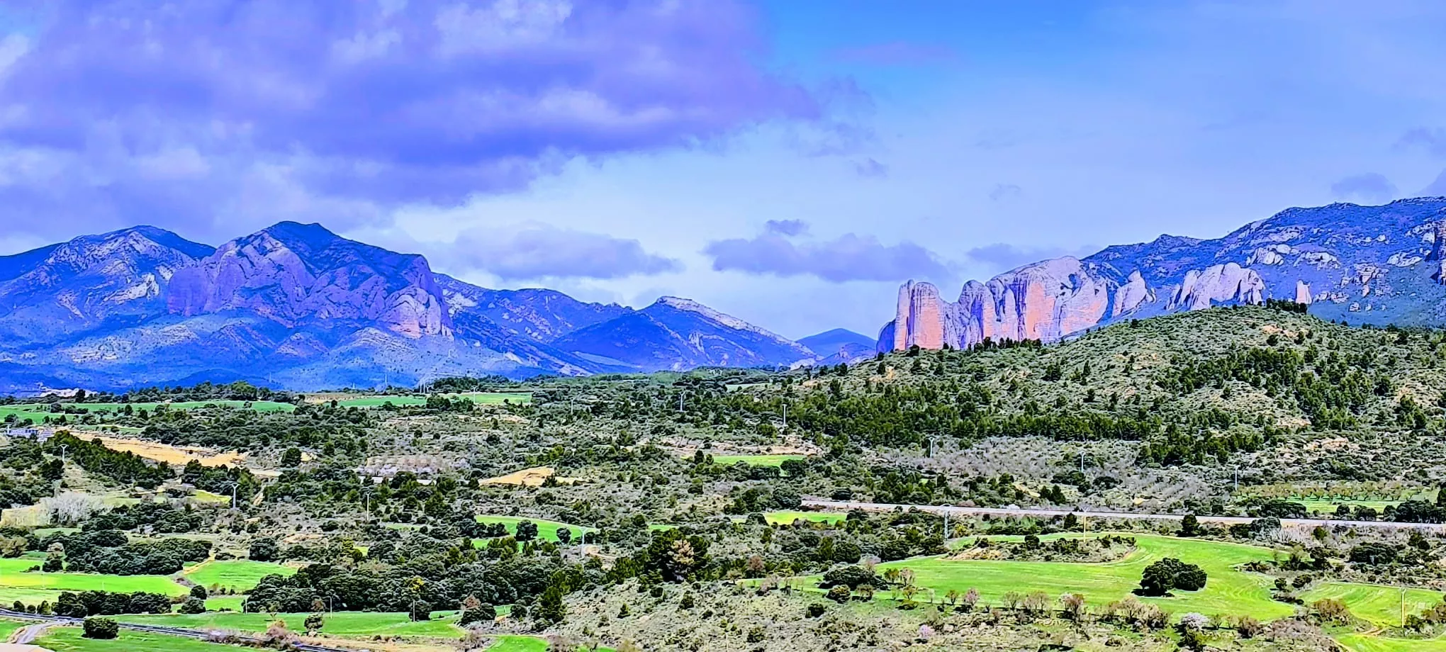Excursión de Unizar desde Ayerbe a Erés, Biscarrués y Mallos de Riglos. Foto Joaquín Santafé