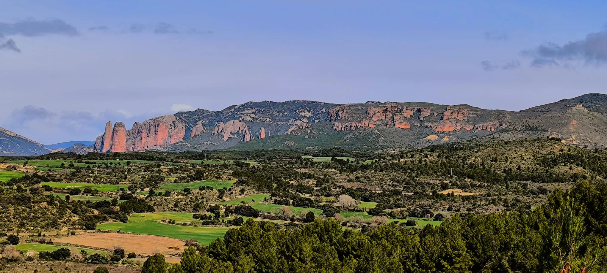Excursión de Unizar desde Ayerbe a Erés, Biscarrués y Mallos de Riglos. Foto Joaquín Santafé