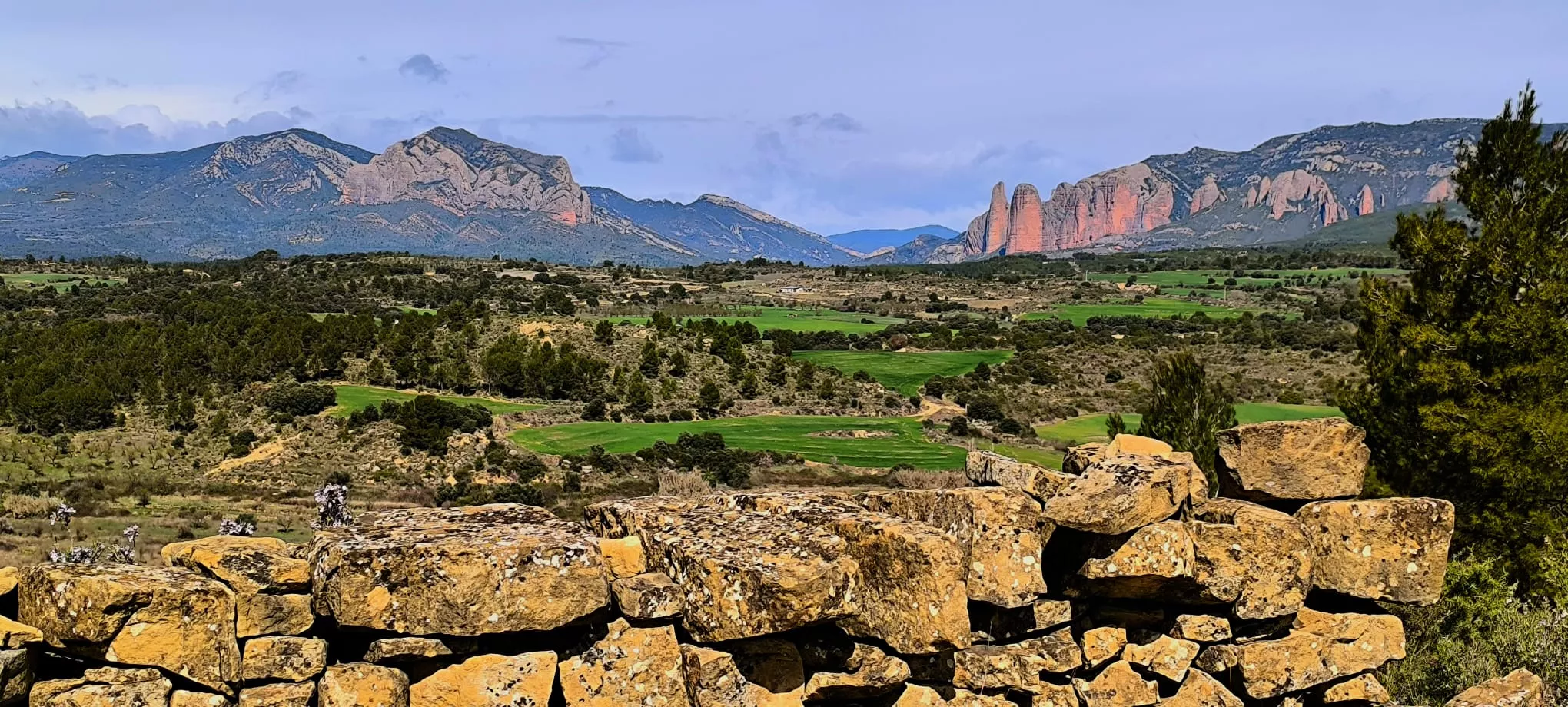 Excursión de Unizar desde Ayerbe a Erés, Biscarrués y Mallos de Riglos. Foto Joaquín Santafé