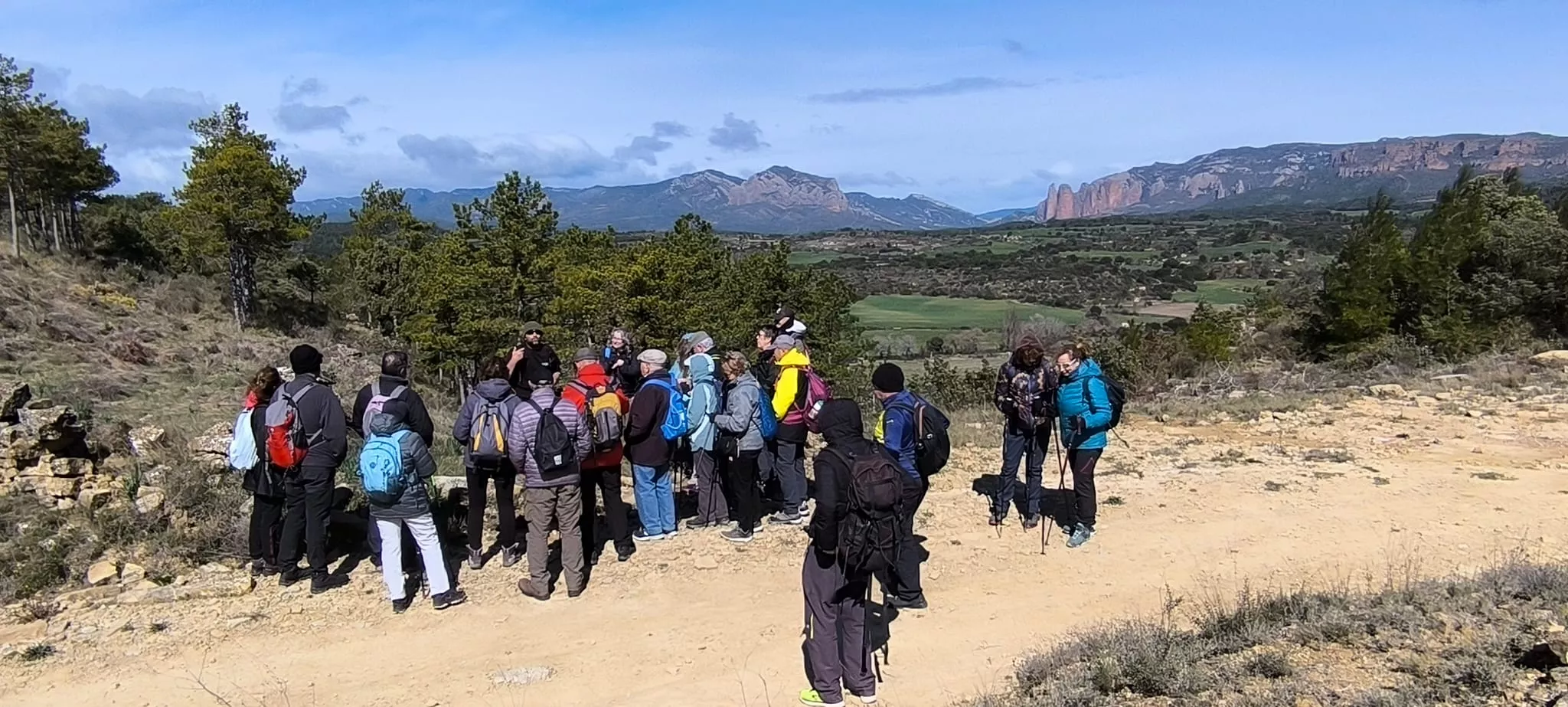 Excursión de Unizar desde Ayerbe a Erés, Biscarrués y Mallos de Riglos. Foto Joaquín Santafé