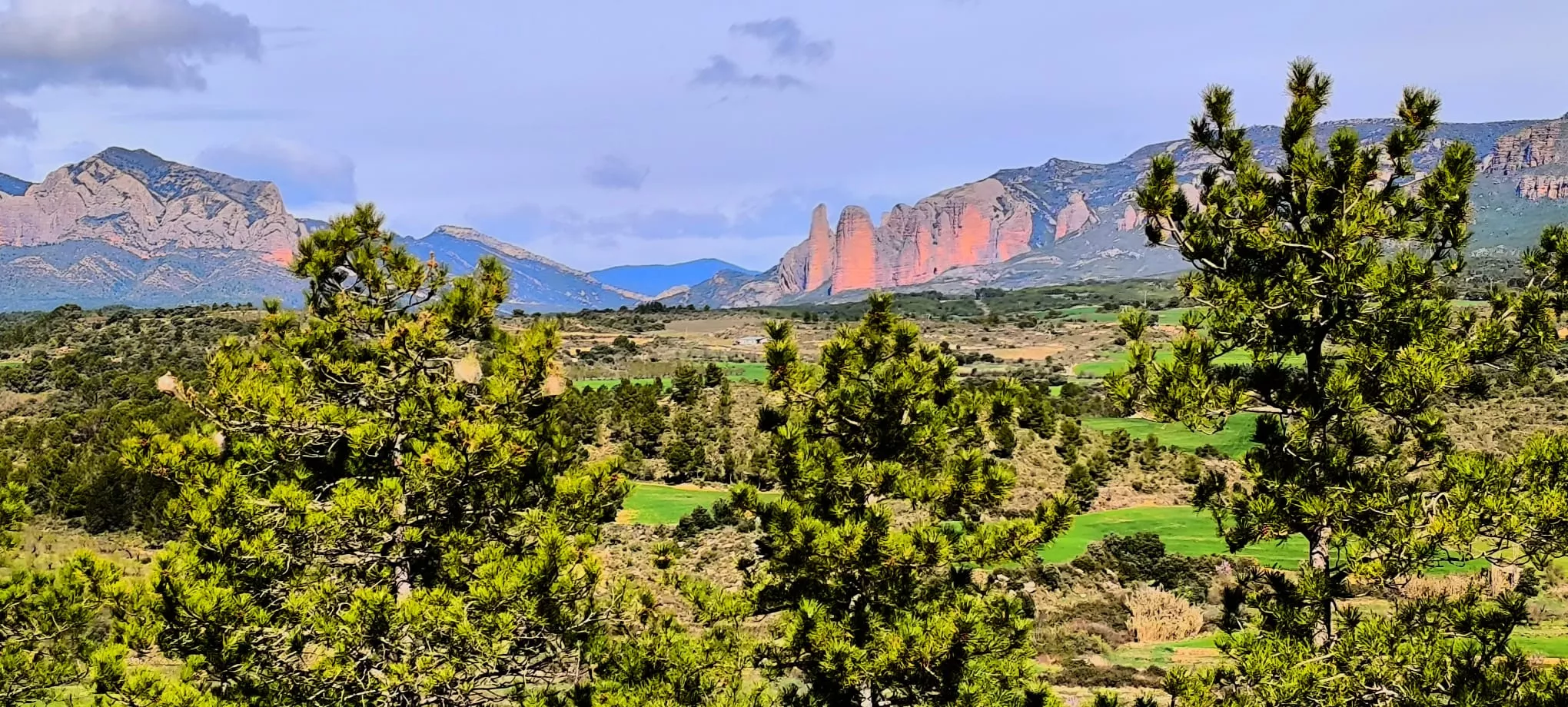 Excursión de Unizar desde Ayerbe a Erés, Biscarrués y Mallos de Riglos. Foto Joaquín Santafé