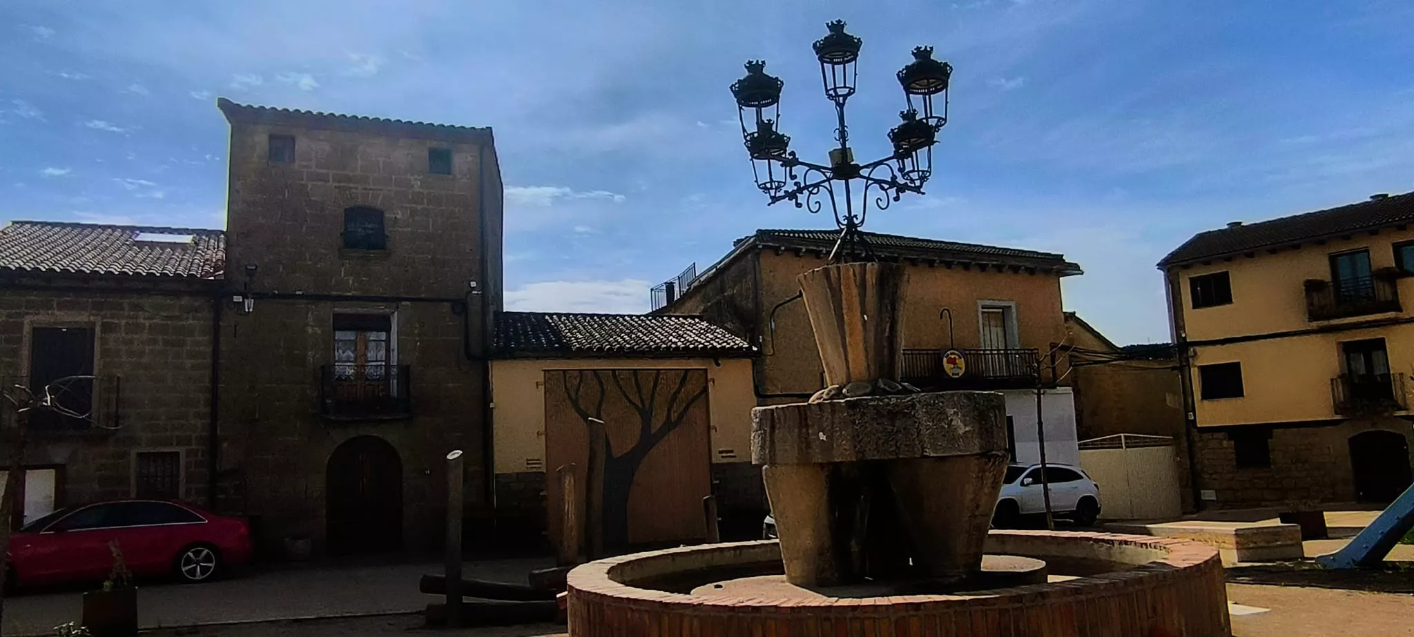 Excursión de Unizar desde Ayerbe a Erés, Biscarrués y Mallos de Riglos. Foto Joaquín Santafé