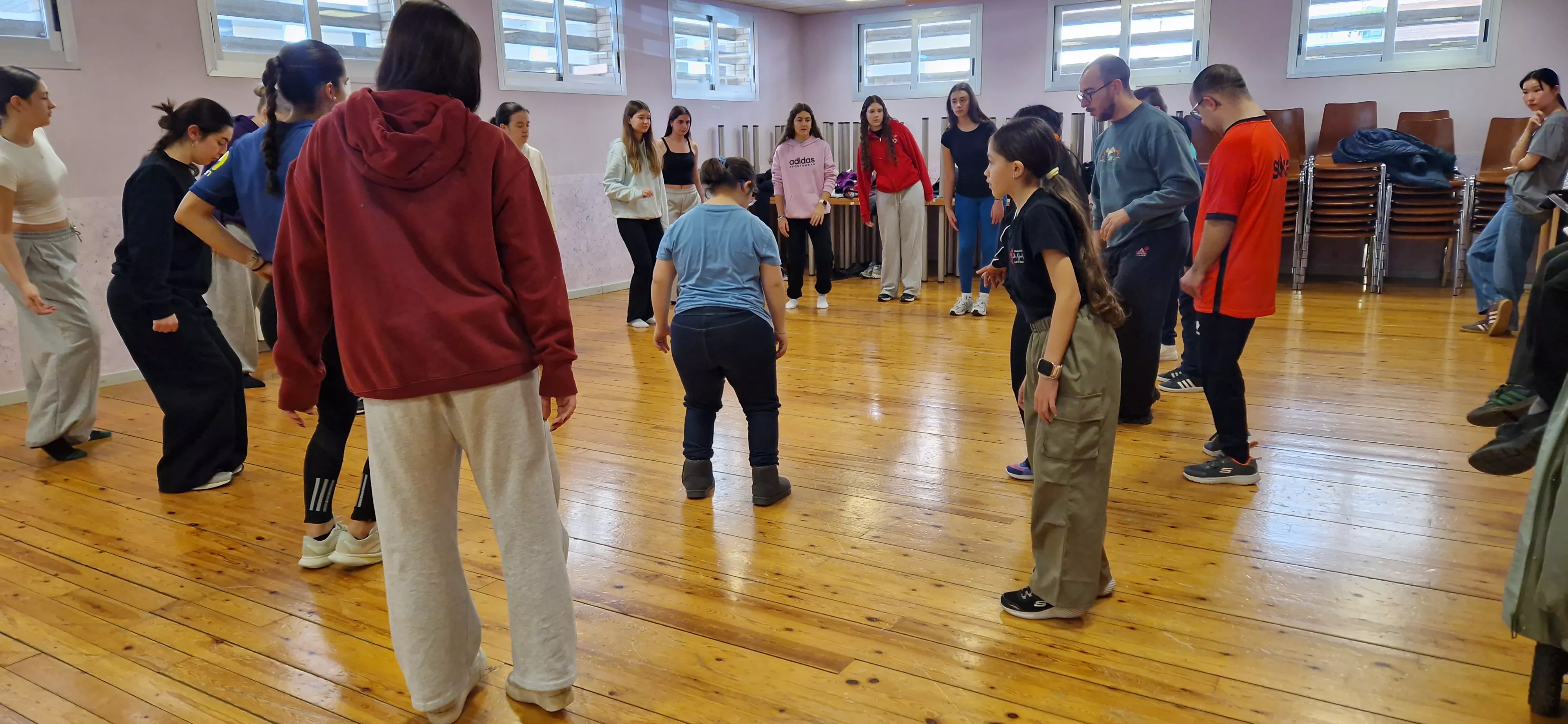 Ensayo del espectáculo de danza inclusiva de la Asociación Down para el Cosmos festival. Foto Myriam Martínez