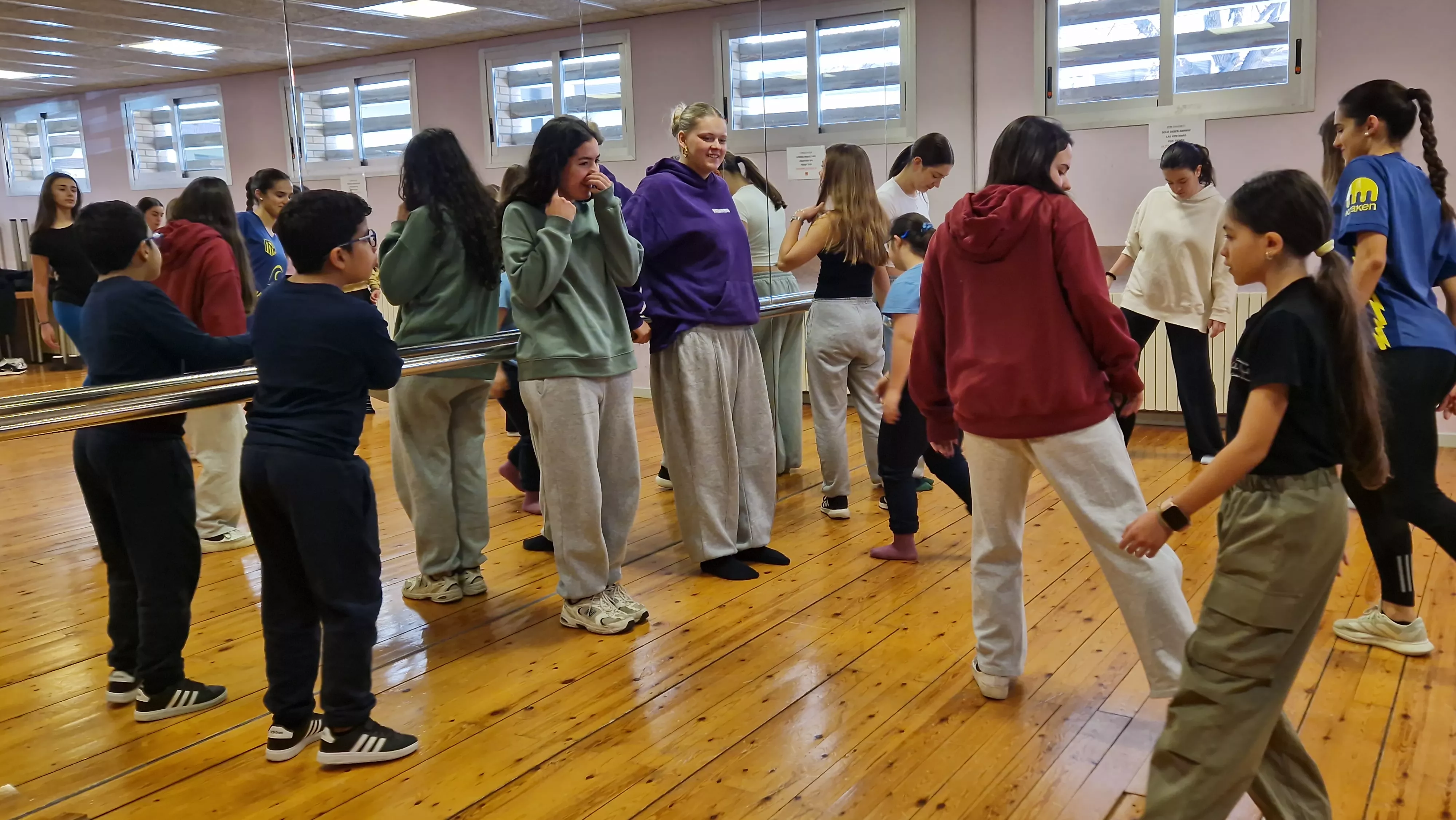Ensayo del espectáculo de danza inclusiva de la Asociación Down para el Cosmos festival. Foto Myriam Martínez