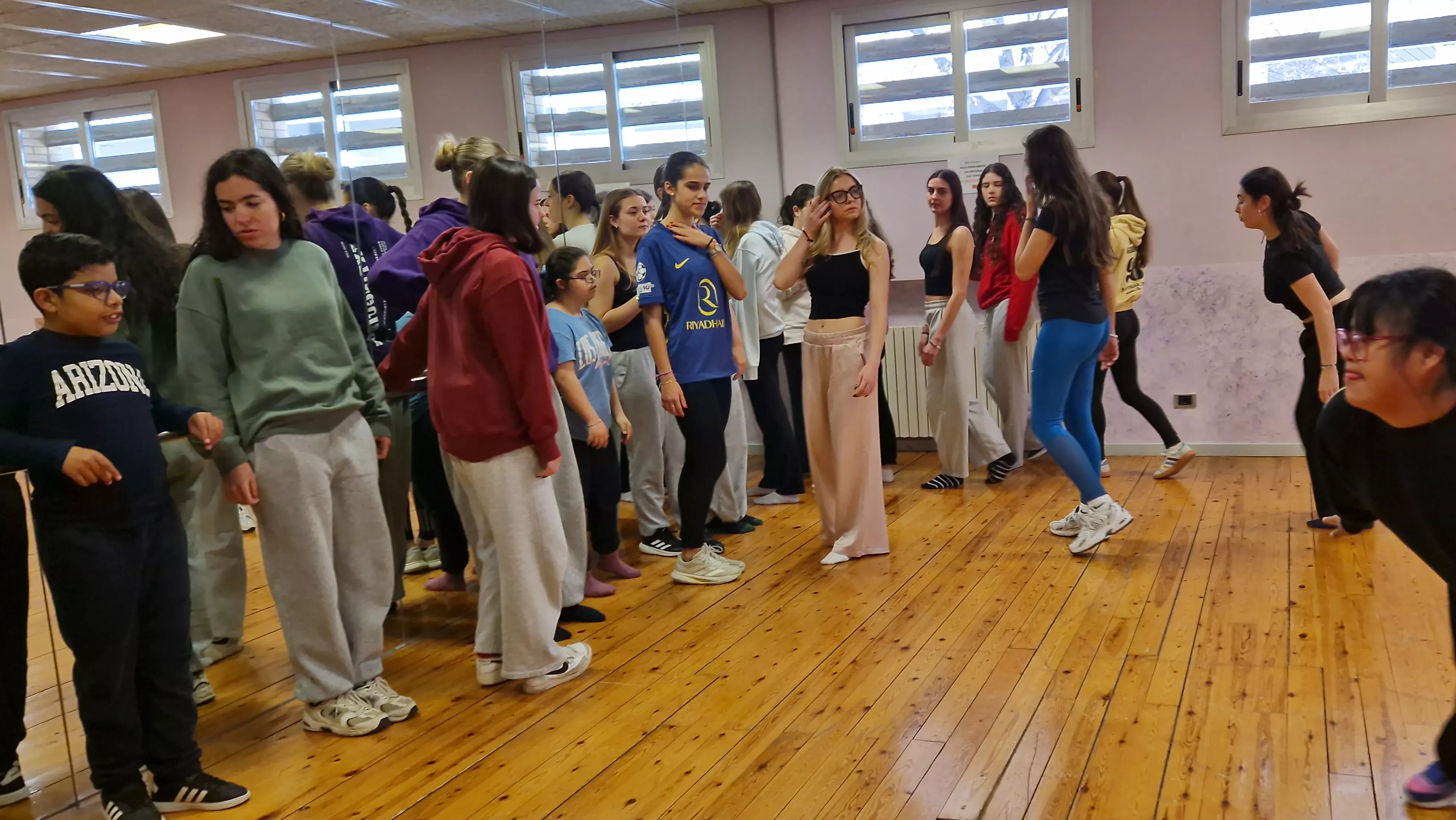 Ensayo del espectáculo de danza inclusiva de la Asociación Down para el Cosmos festival. Foto Myriam Martínez