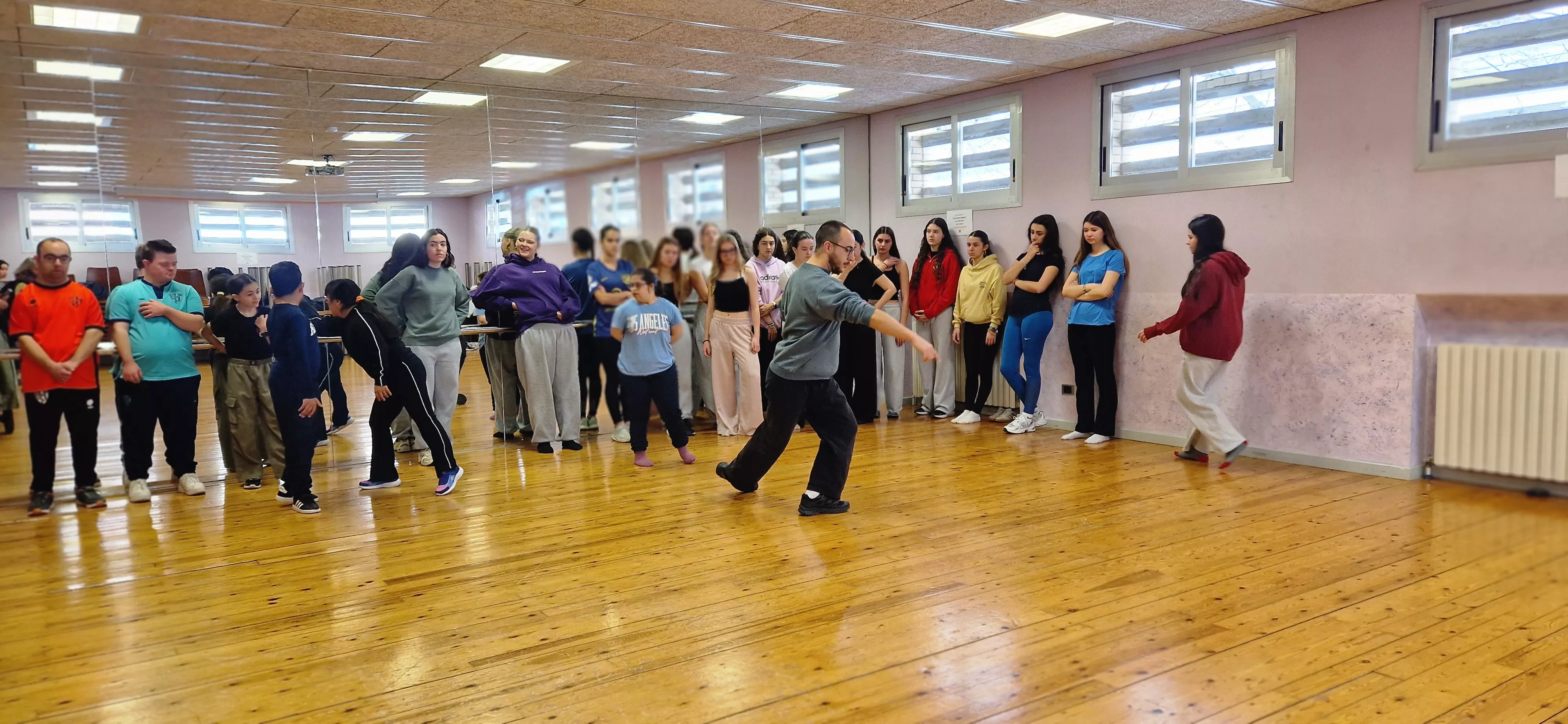 Ensayo del espectáculo de danza inclusiva de la Asociación Down para el Cosmos festival. Foto Myriam Martínez