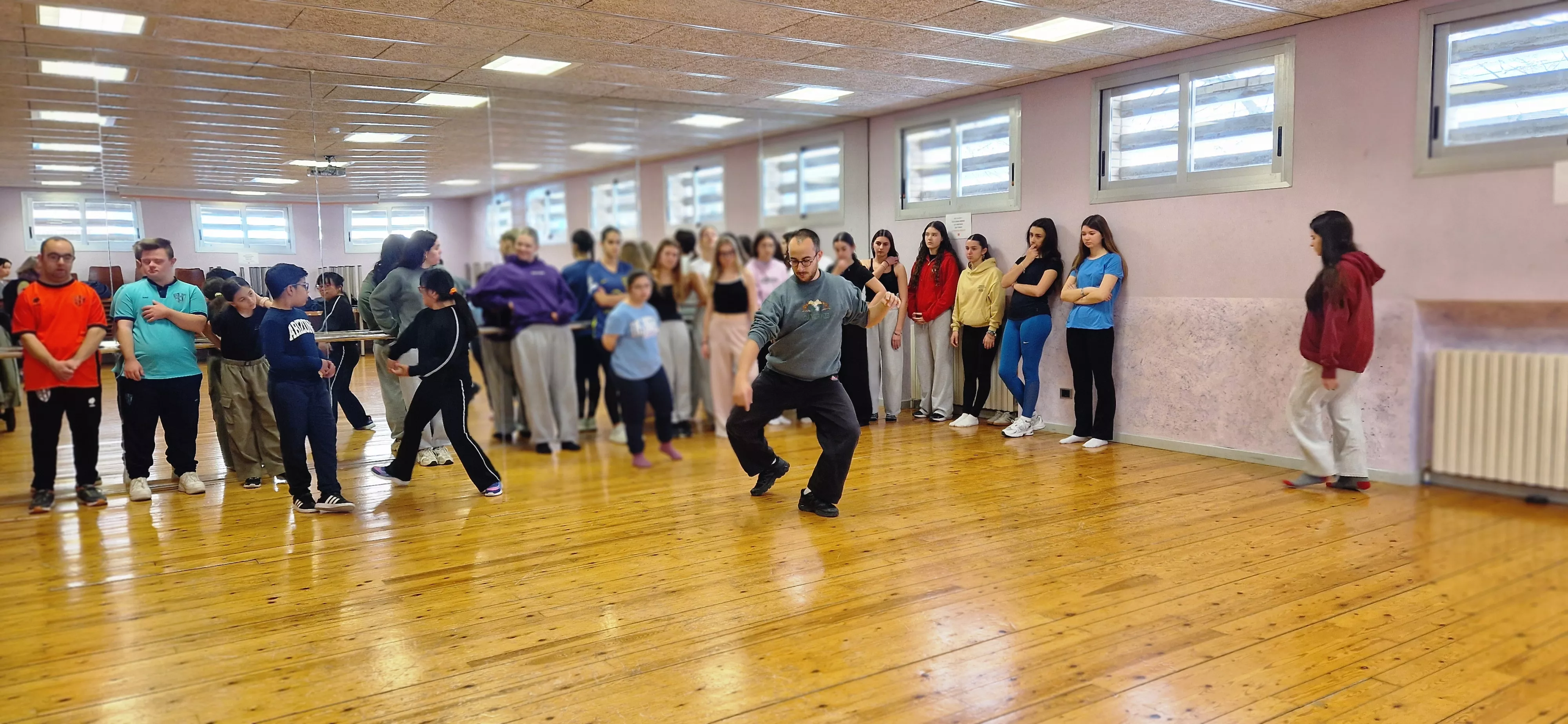 Ensayo del espectáculo de danza inclusiva de la Asociación Down para el Cosmos festival. Foto Myriam Martínez