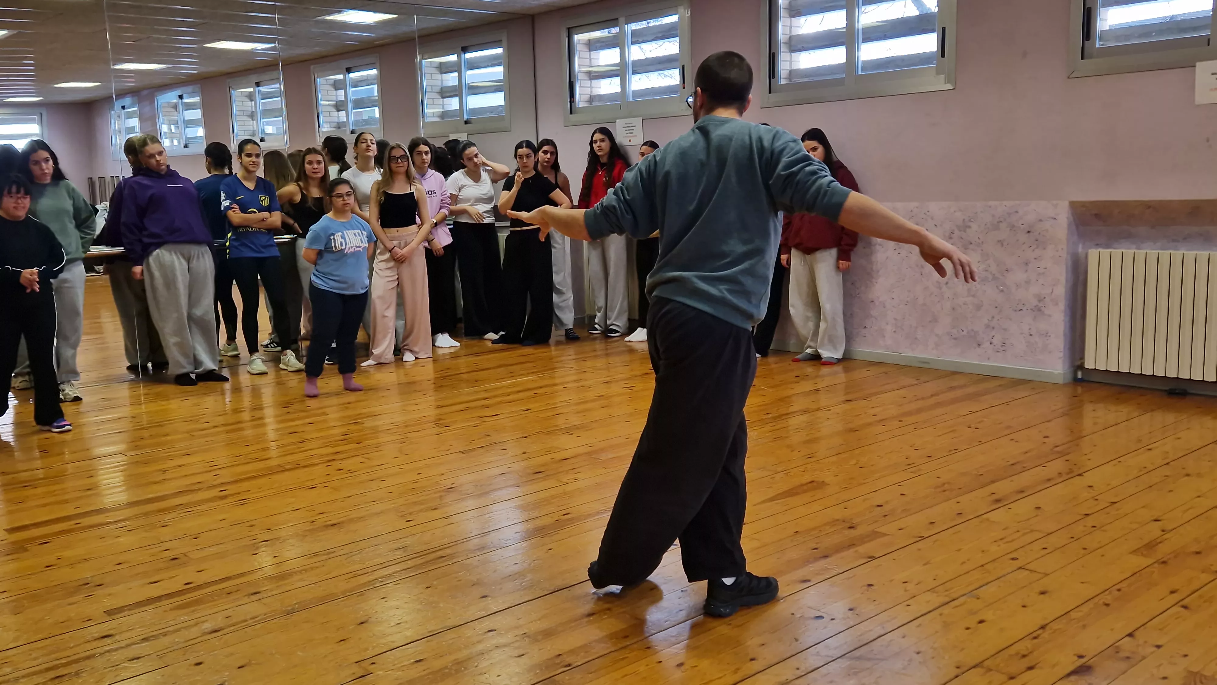 Ensayo del espectáculo de danza inclusiva de la Asociación Down para el Cosmos festival. Foto Myriam Martínez