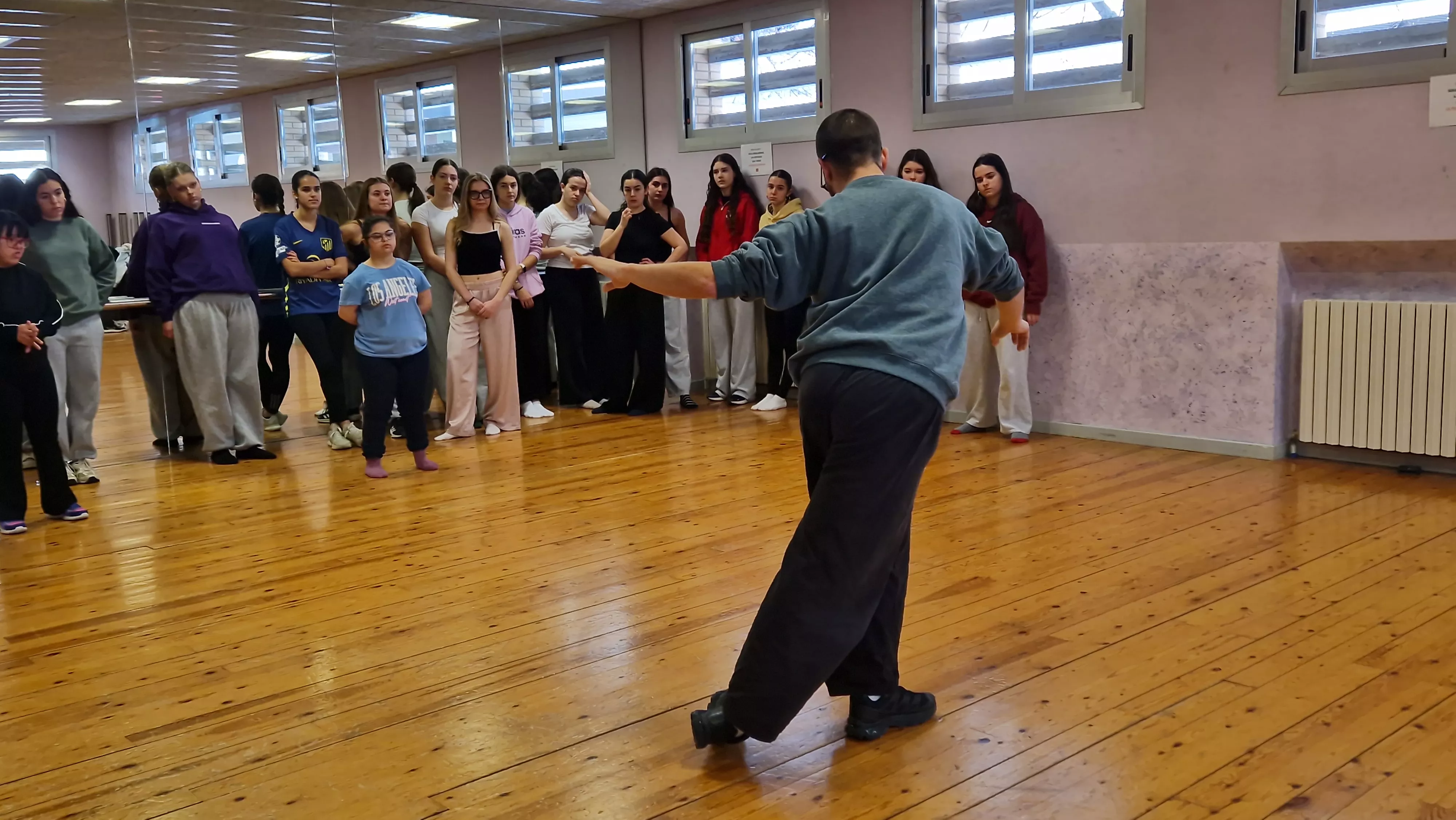 Ensayo del espectáculo de danza inclusiva de la Asociación Down para el Cosmos festival. Foto Myriam Martínez