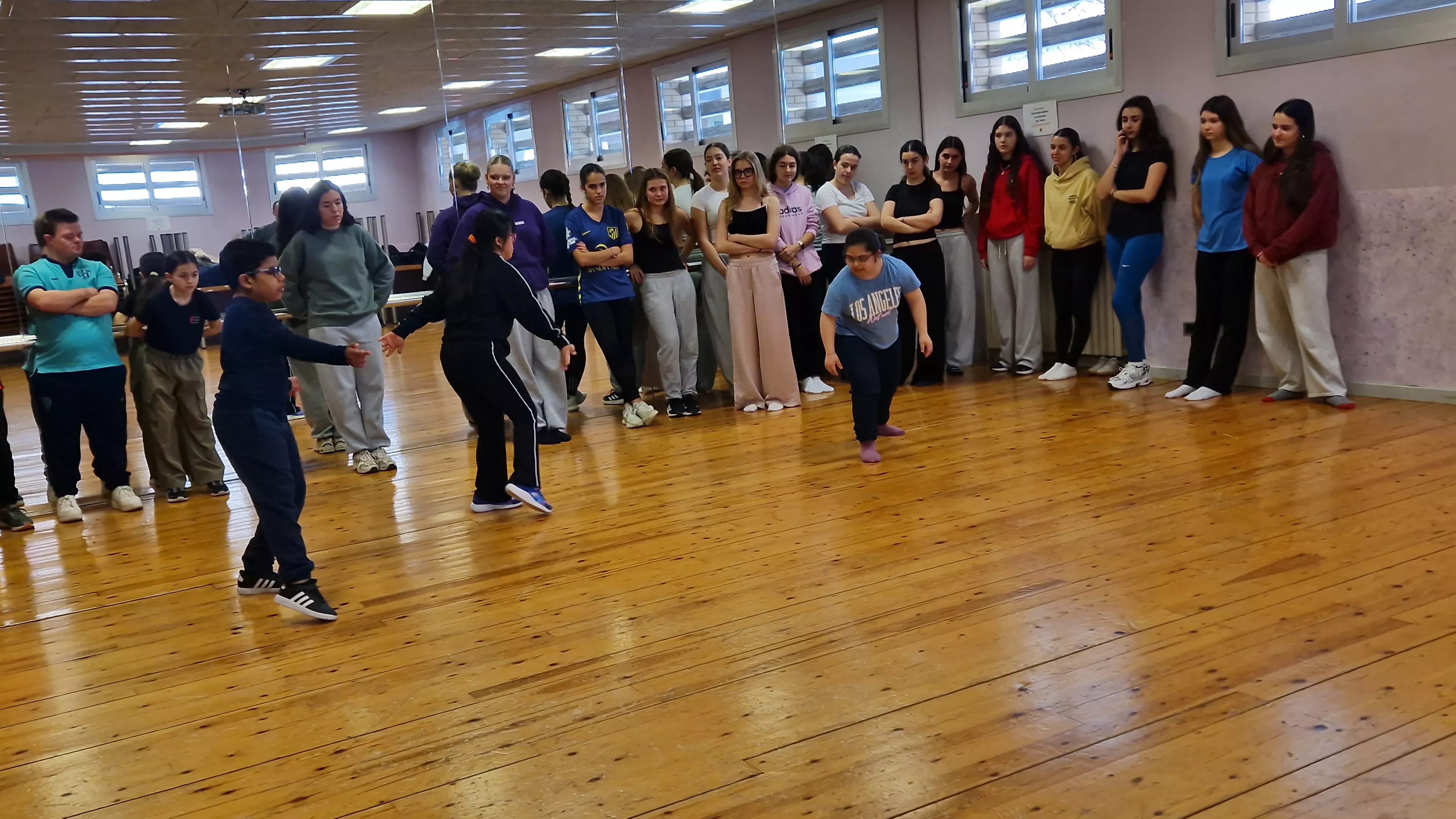 Ensayo del espectáculo de danza inclusiva de la Asociación Down para el Cosmos festival. Foto Myriam Martínez