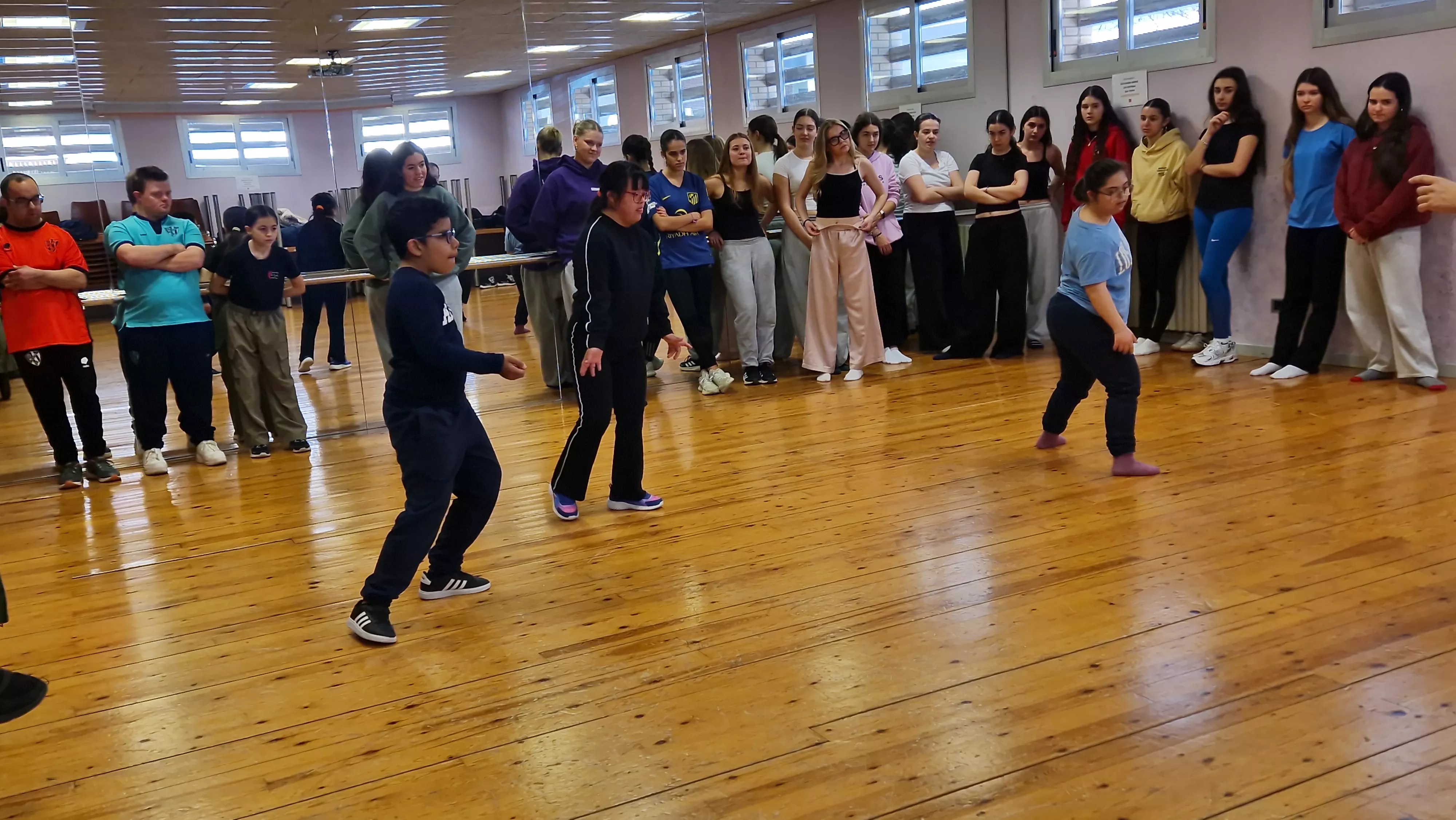 Ensayo del espectáculo de danza inclusiva de la Asociación Down para el Cosmos festival. Foto Myriam Martínez