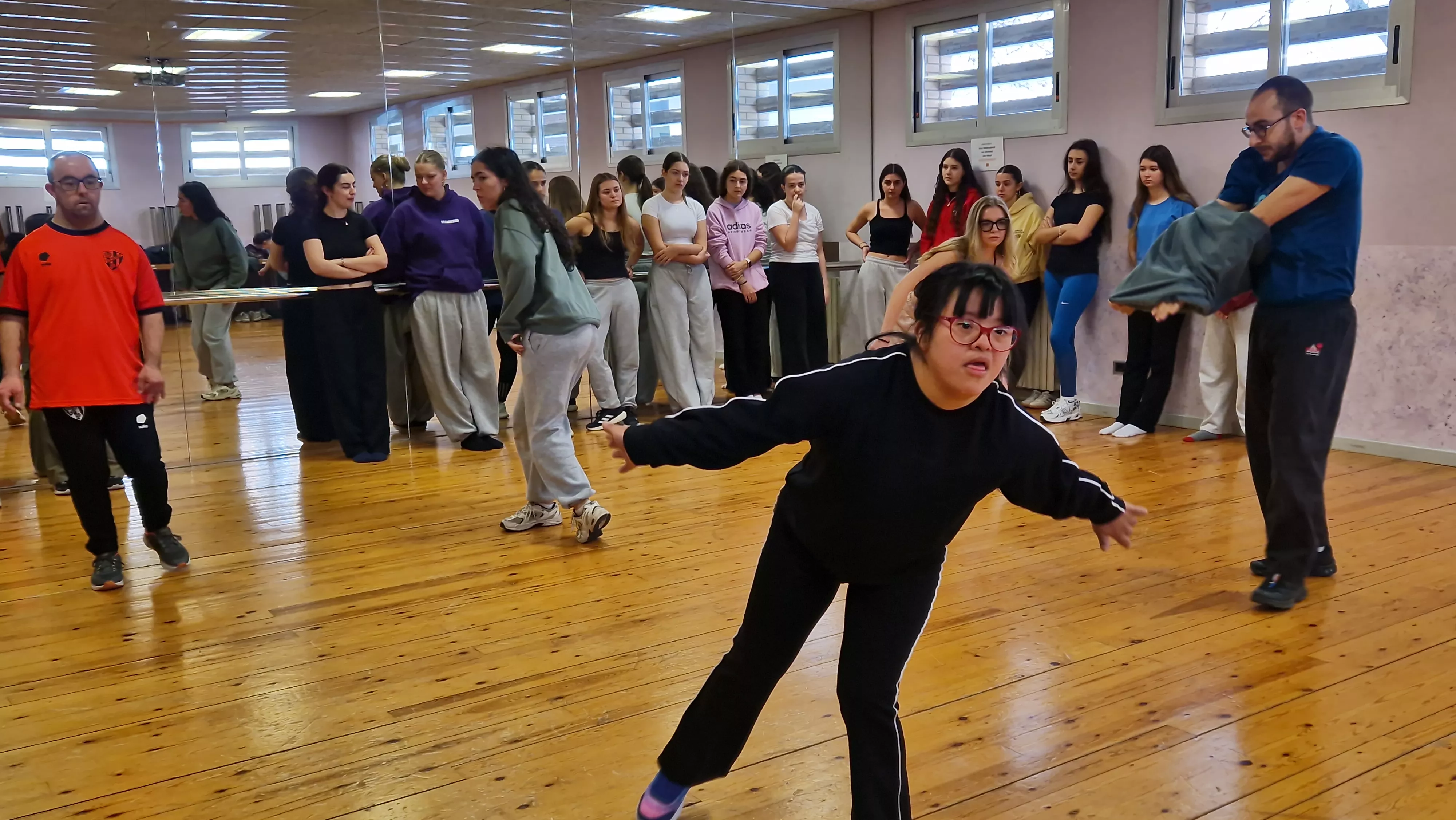 Ensayo del espectáculo de danza inclusiva de la Asociación Down para el Cosmos festival. Foto Myriam Martínez