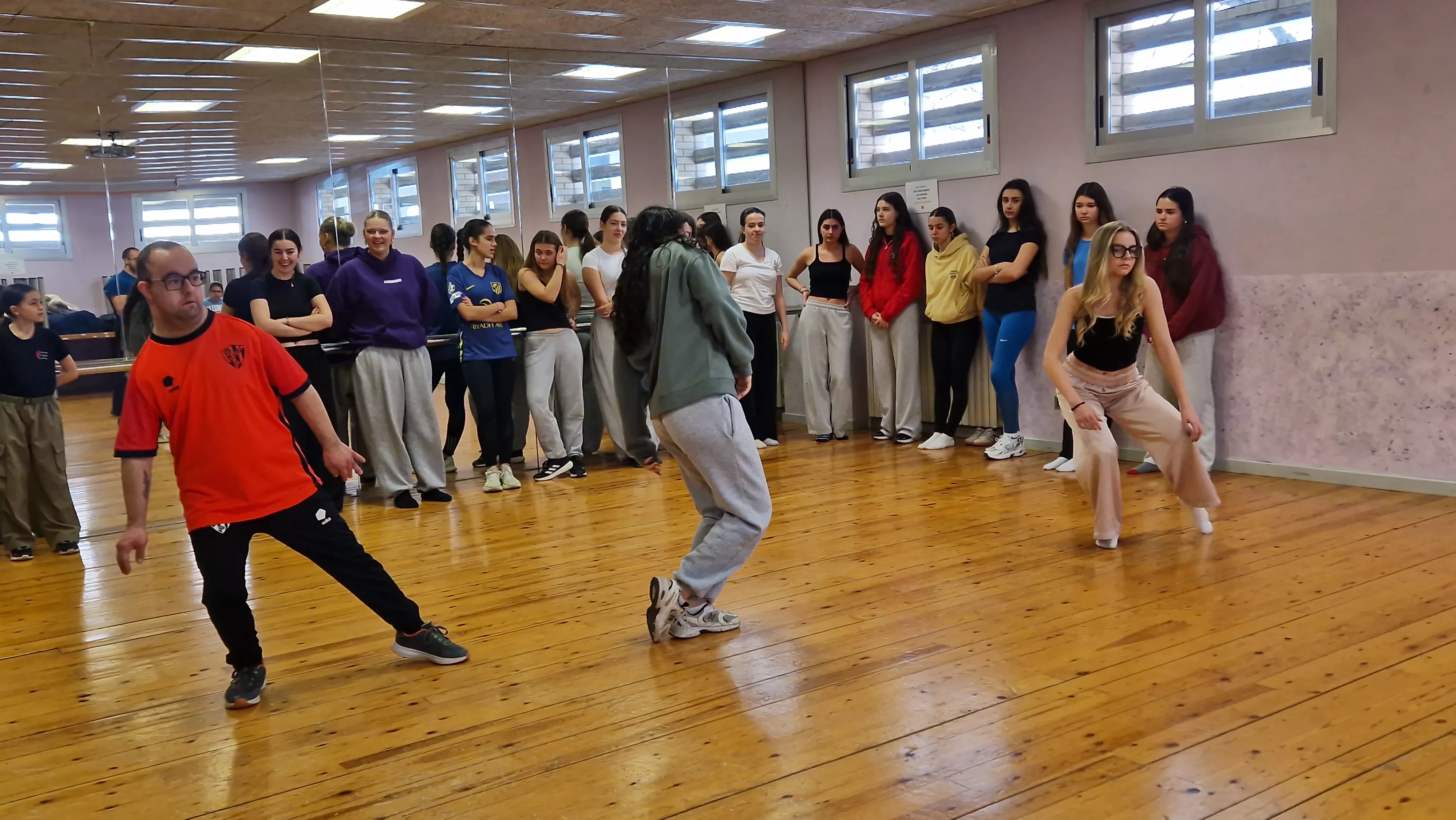 Ensayo del espectáculo de danza inclusiva de la Asociación Down para el Cosmos festival. Foto Myriam Martínez