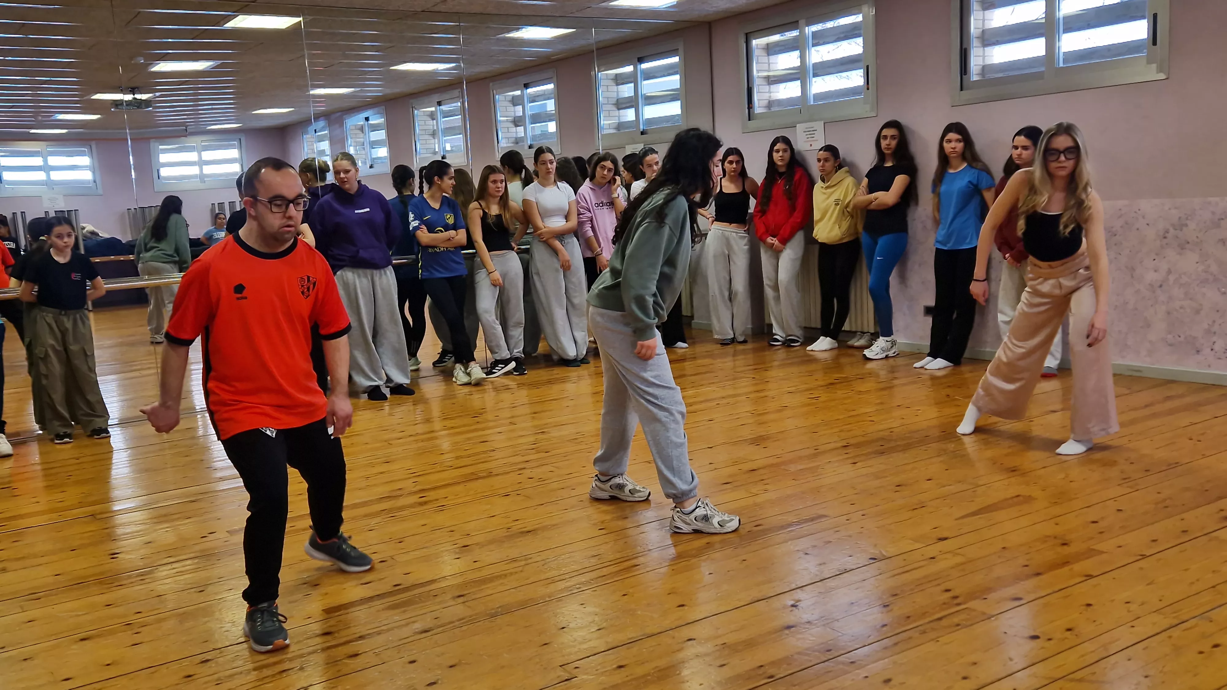 Ensayo del espectáculo de danza inclusiva de la Asociación Down para el Cosmos festival. Foto Myriam Martínez