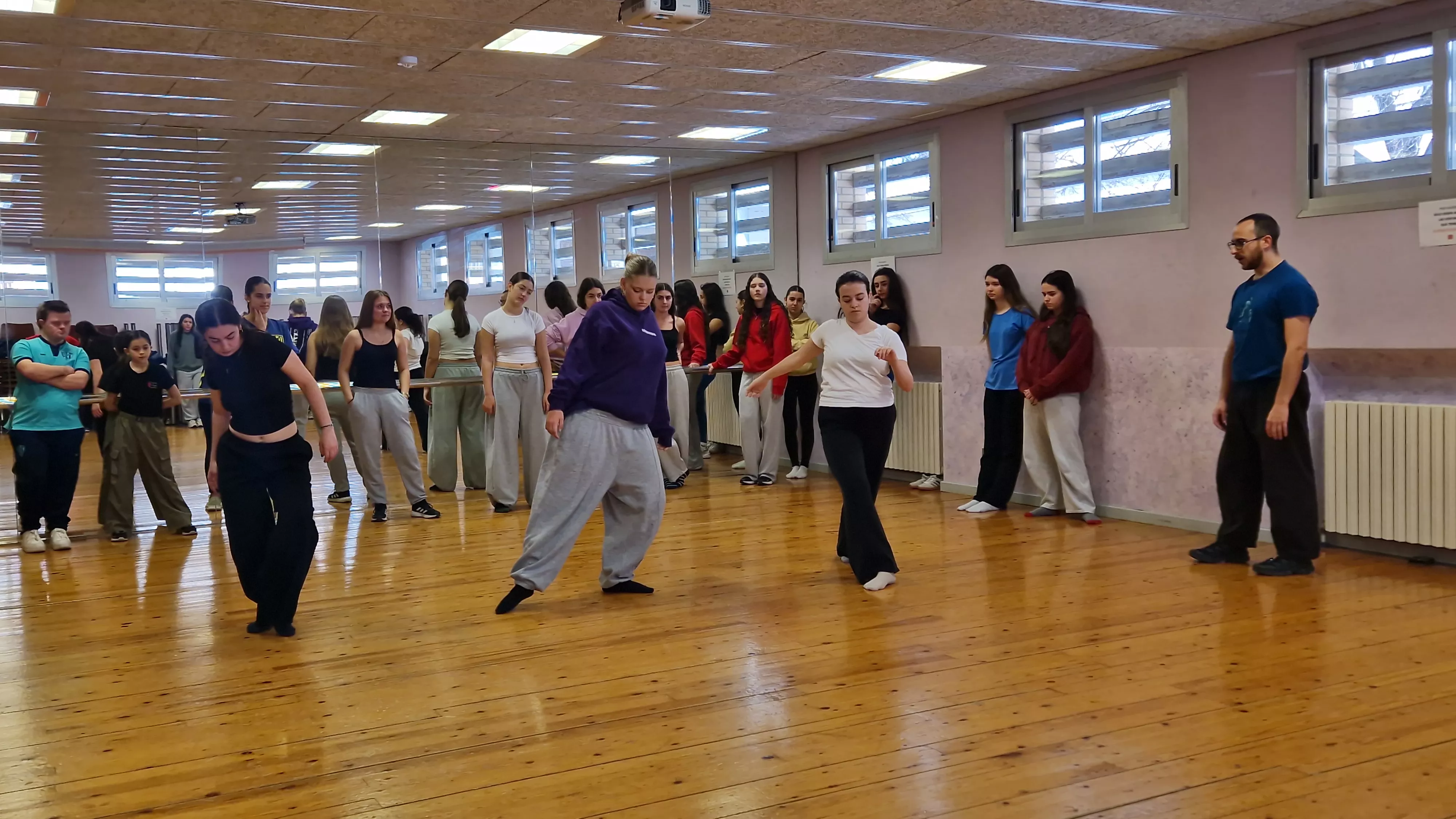 Ensayo del espectáculo de danza inclusiva de la Asociación Down para el Cosmos festival. Foto Myriam Martínez