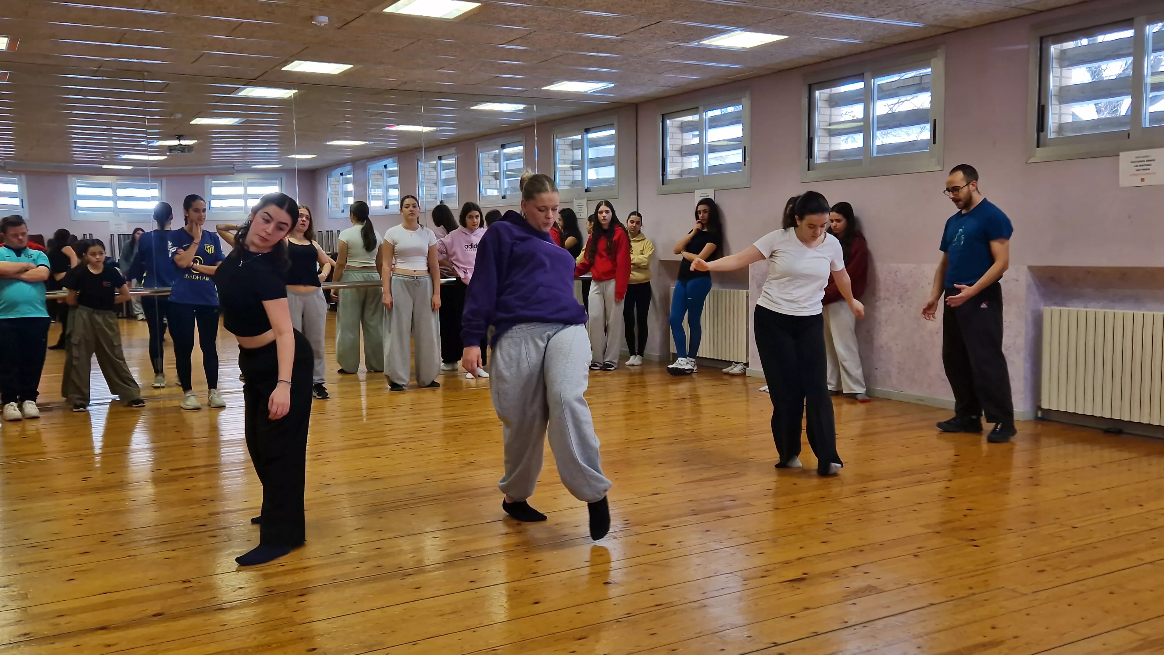 Ensayo del espectáculo de danza inclusiva de la Asociación Down para el Cosmos festival. Foto Myriam Martínez