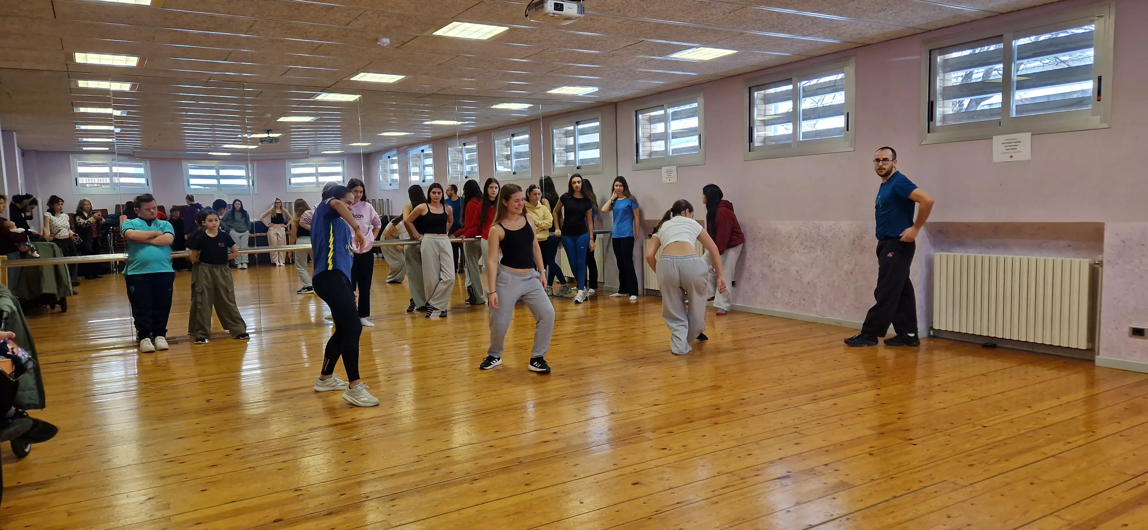 Ensayo del espectáculo de danza inclusiva de la Asociación Down para el Cosmos festival. Foto Myriam Martínez
