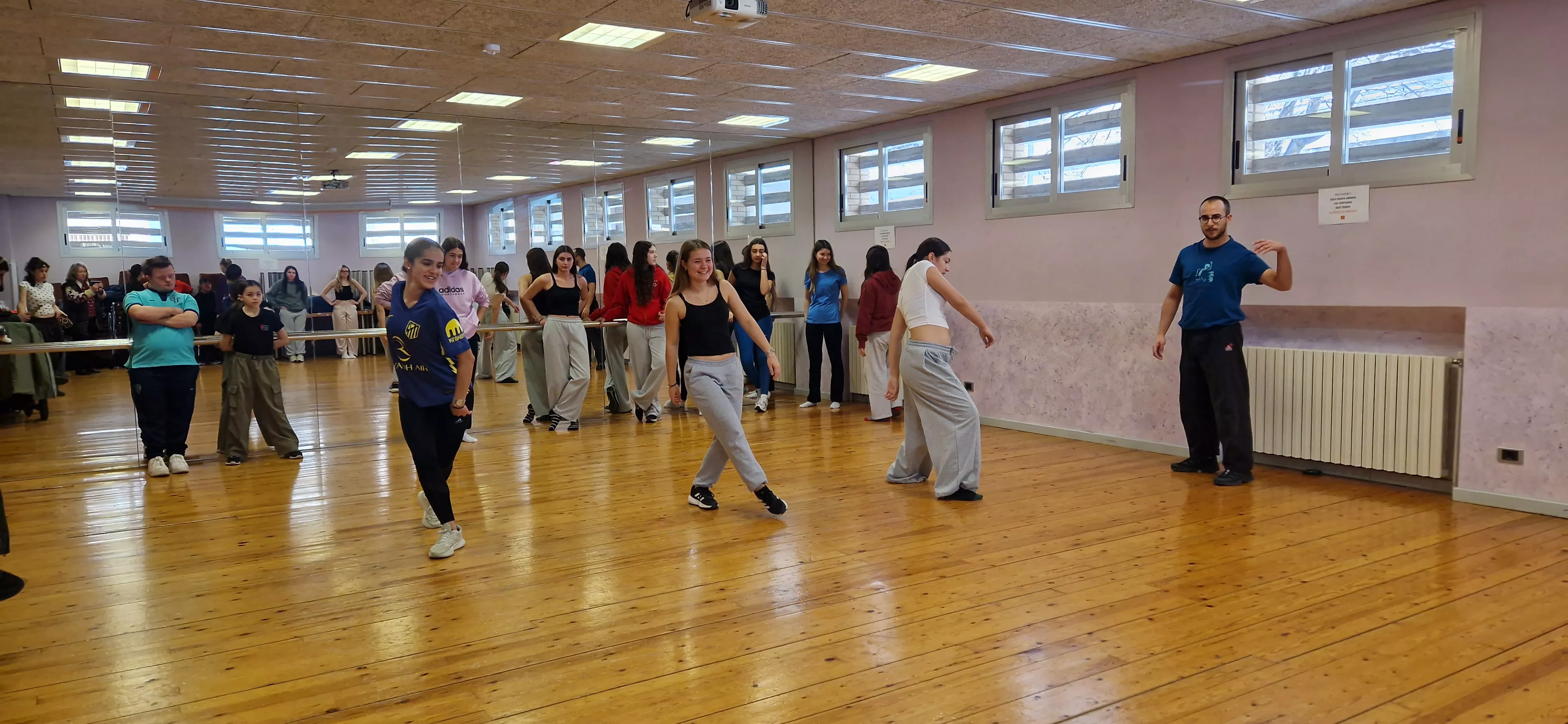 Ensayo del espectáculo de danza inclusiva de la Asociación Down para el Cosmos festival. Foto Myriam Martínez
