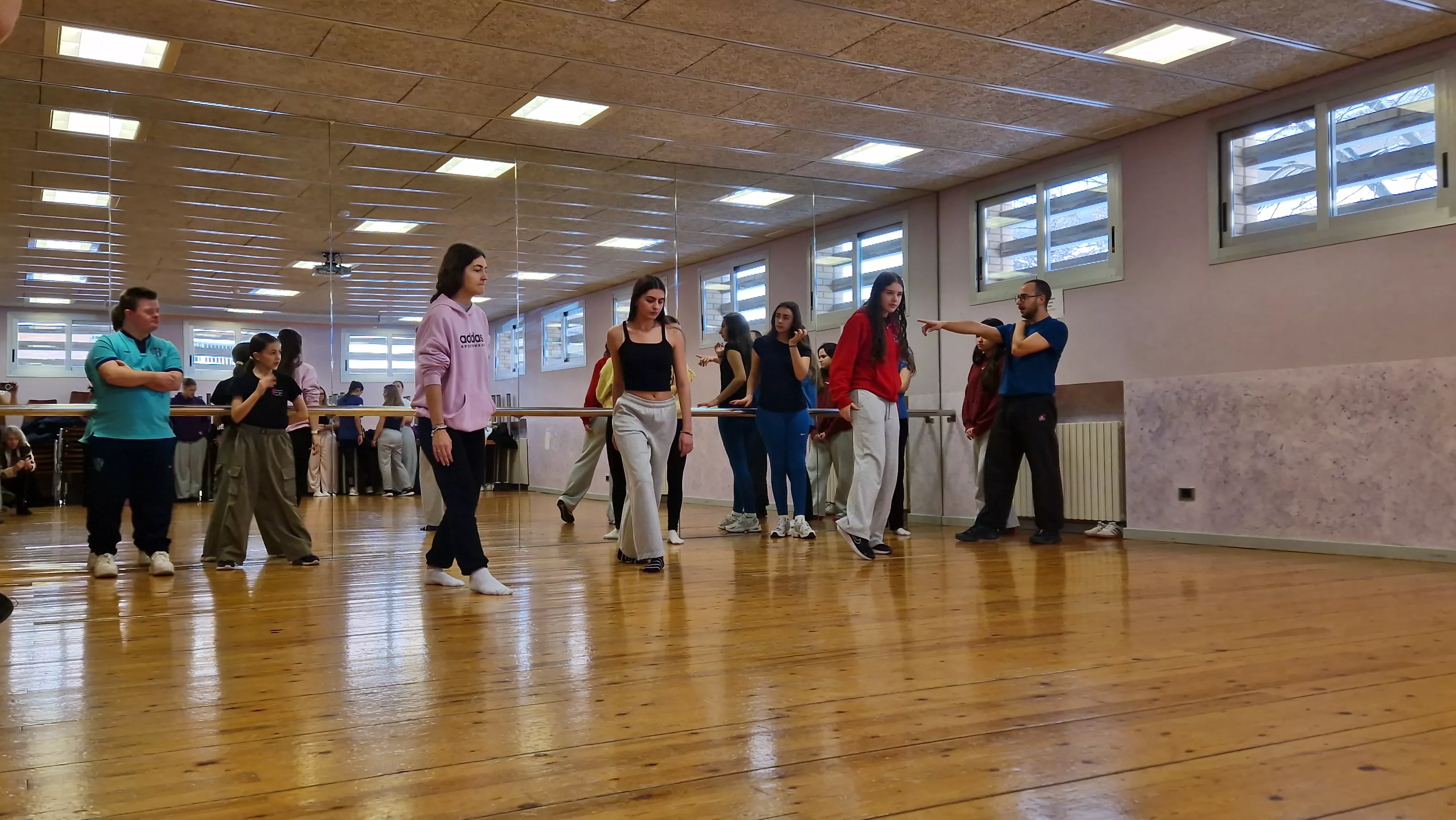 Ensayo del espectáculo de danza inclusiva de la Asociación Down para el Cosmos festival. Foto Myriam Martínez