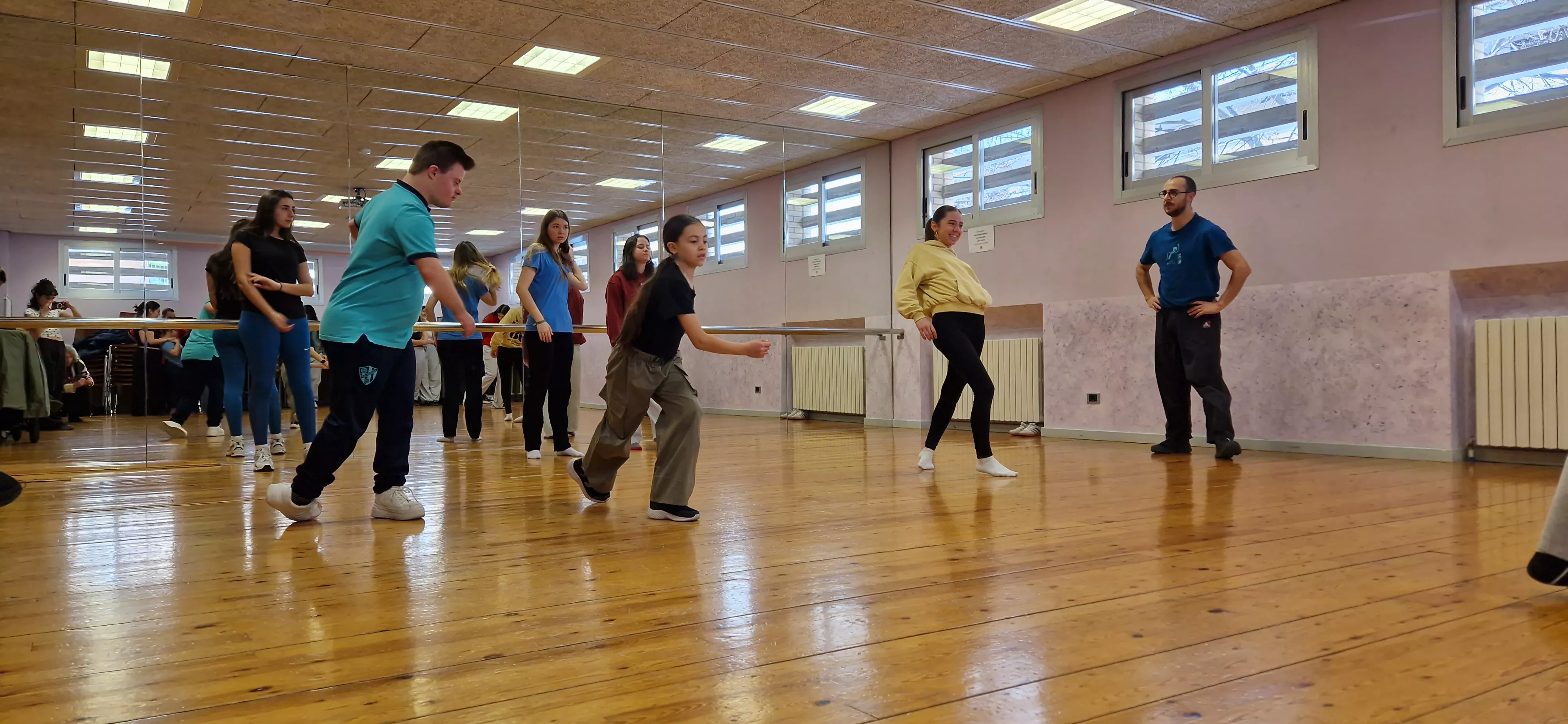 Ensayo del espectáculo de danza inclusiva de la Asociación Down para el Cosmos festival. Foto Myriam Martínez