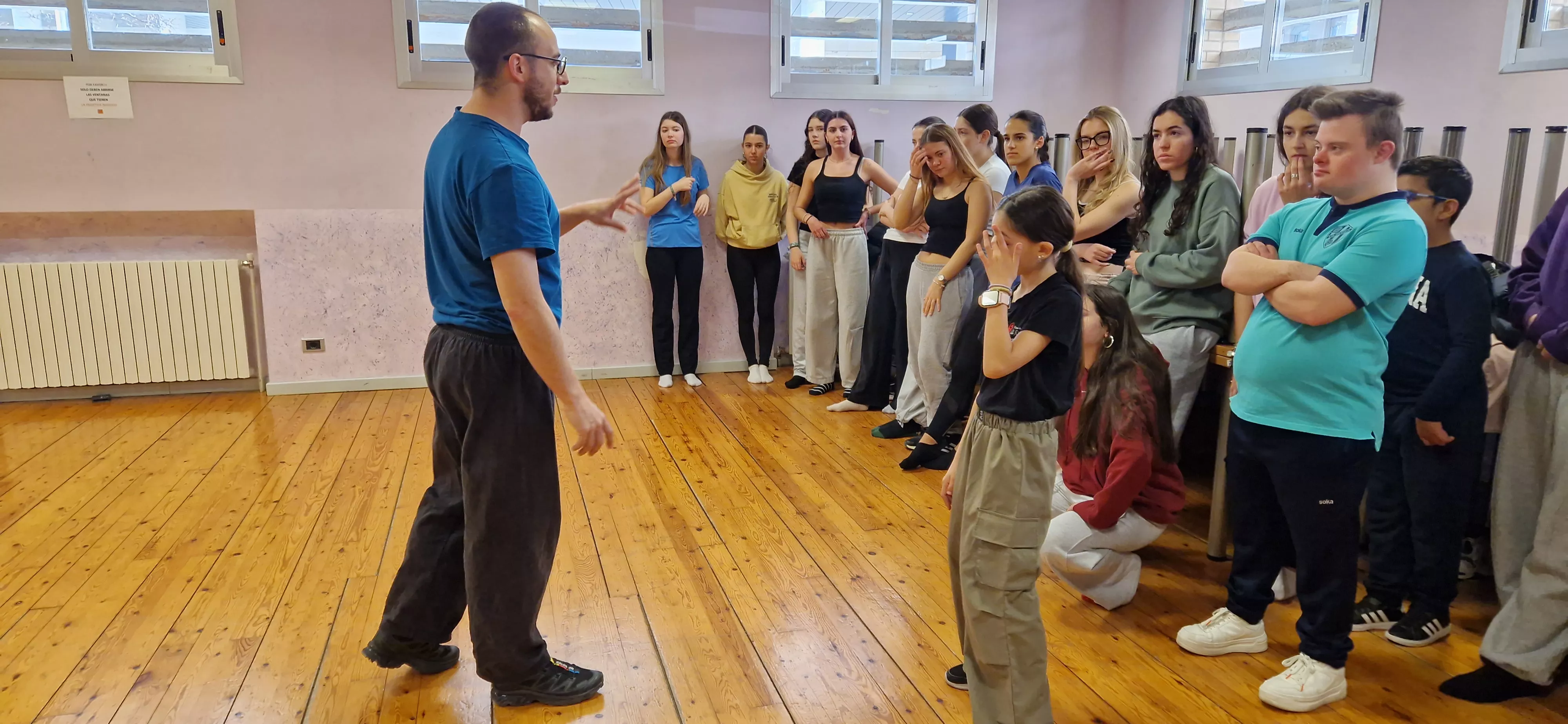 Ensayo del espectáculo de danza inclusiva de la Asociación Down para el Cosmos festival. Foto Myriam Martínez