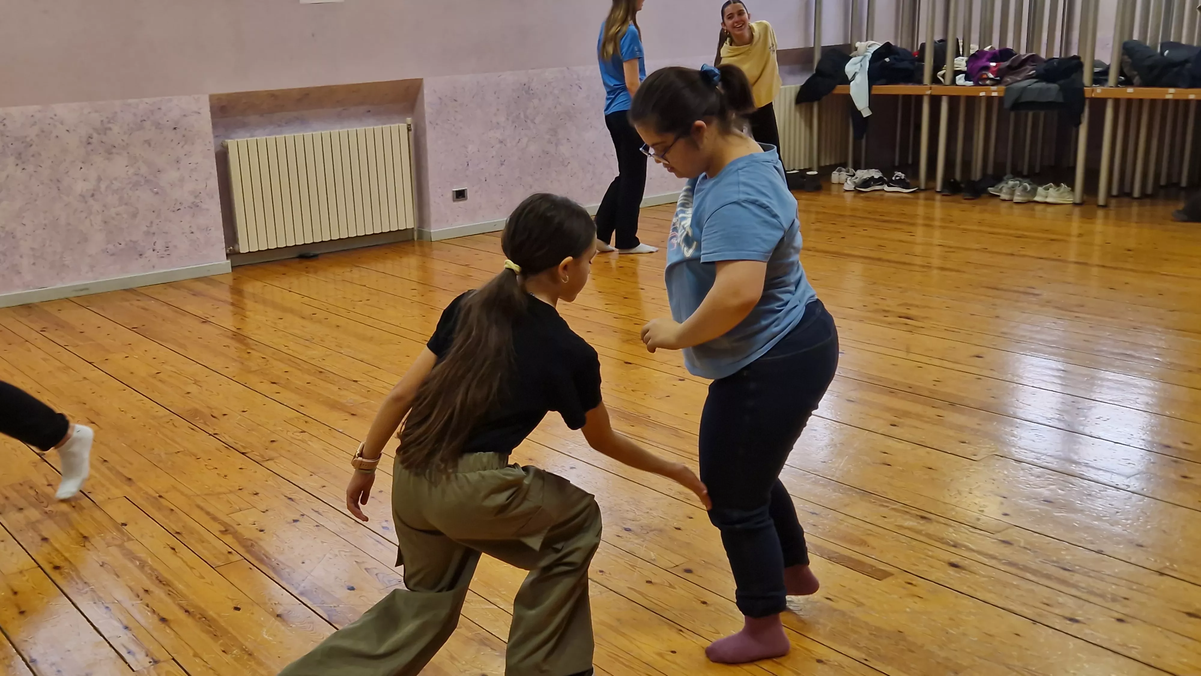 Ensayo del espectáculo de danza inclusiva de la Asociación Down para el Cosmos festival. Foto Myriam Martínez
