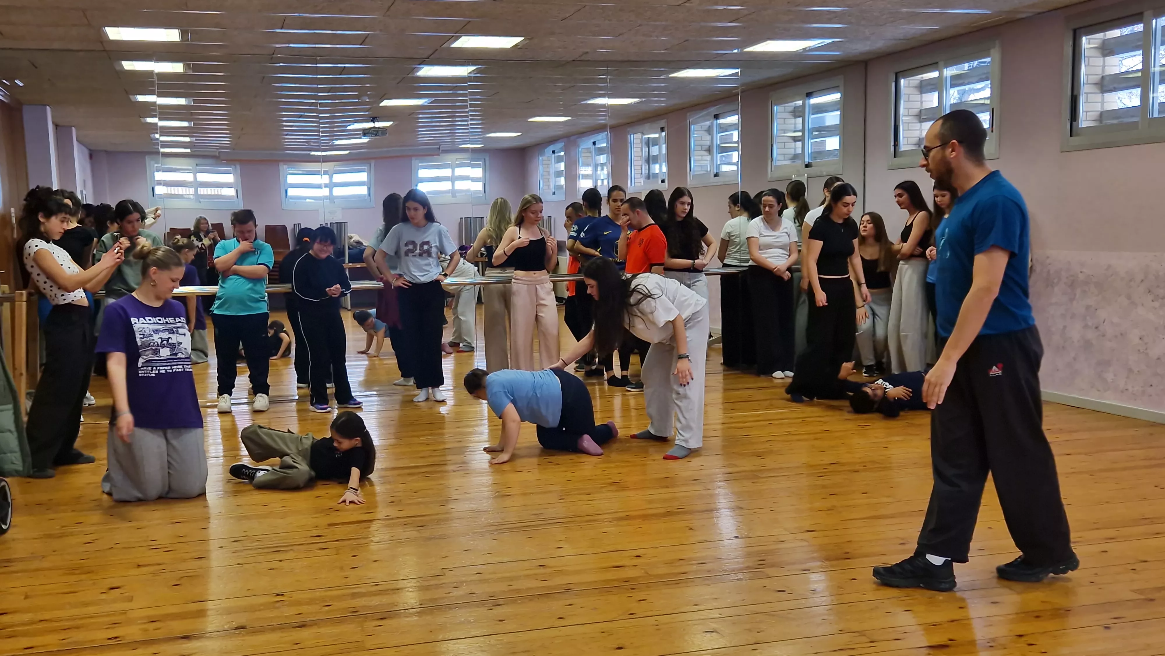 Ensayo del espectáculo de danza inclusiva de la Asociación Down para el Cosmos festival. Foto Myriam Martínez