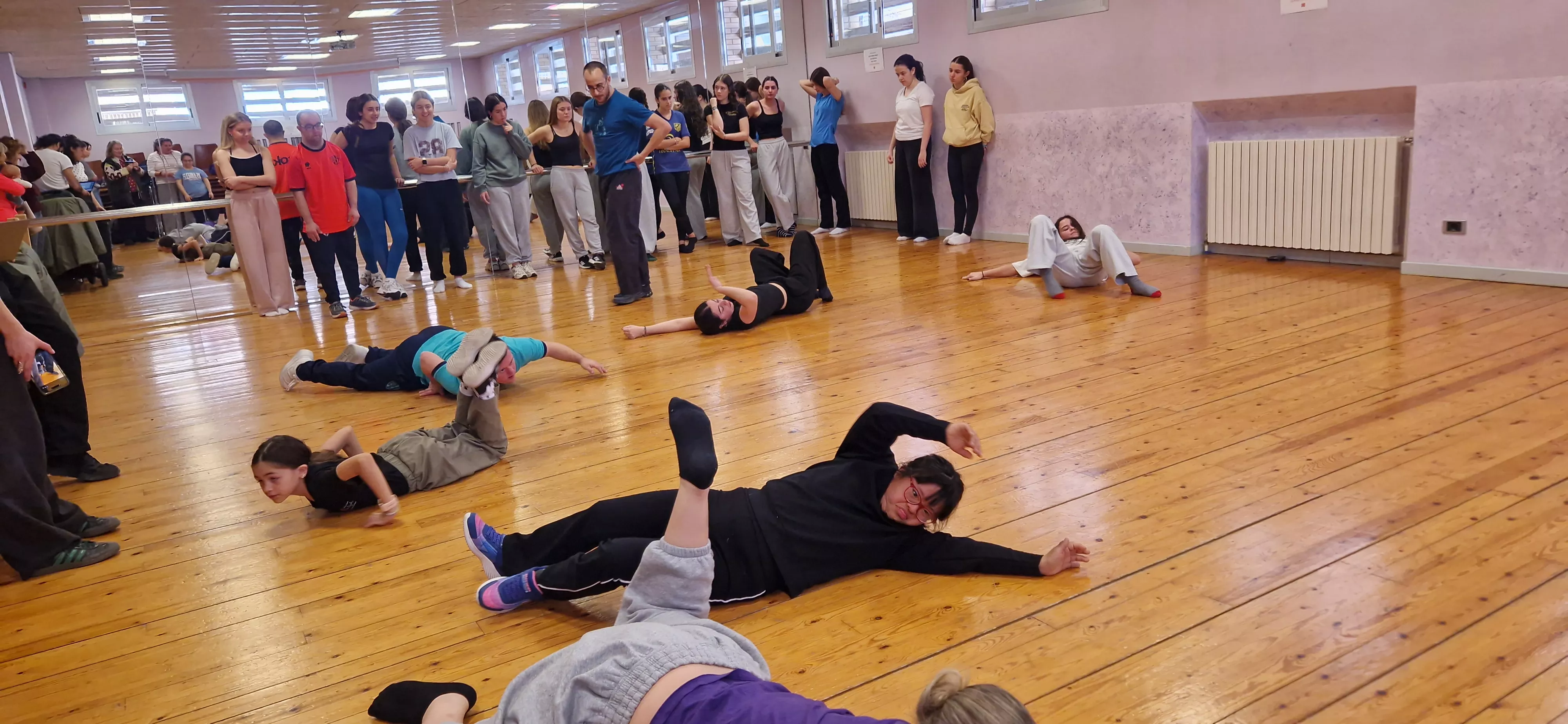 Ensayo del espectáculo de danza inclusiva de la Asociación Down para el Cosmos festival. Foto Myriam Martínez