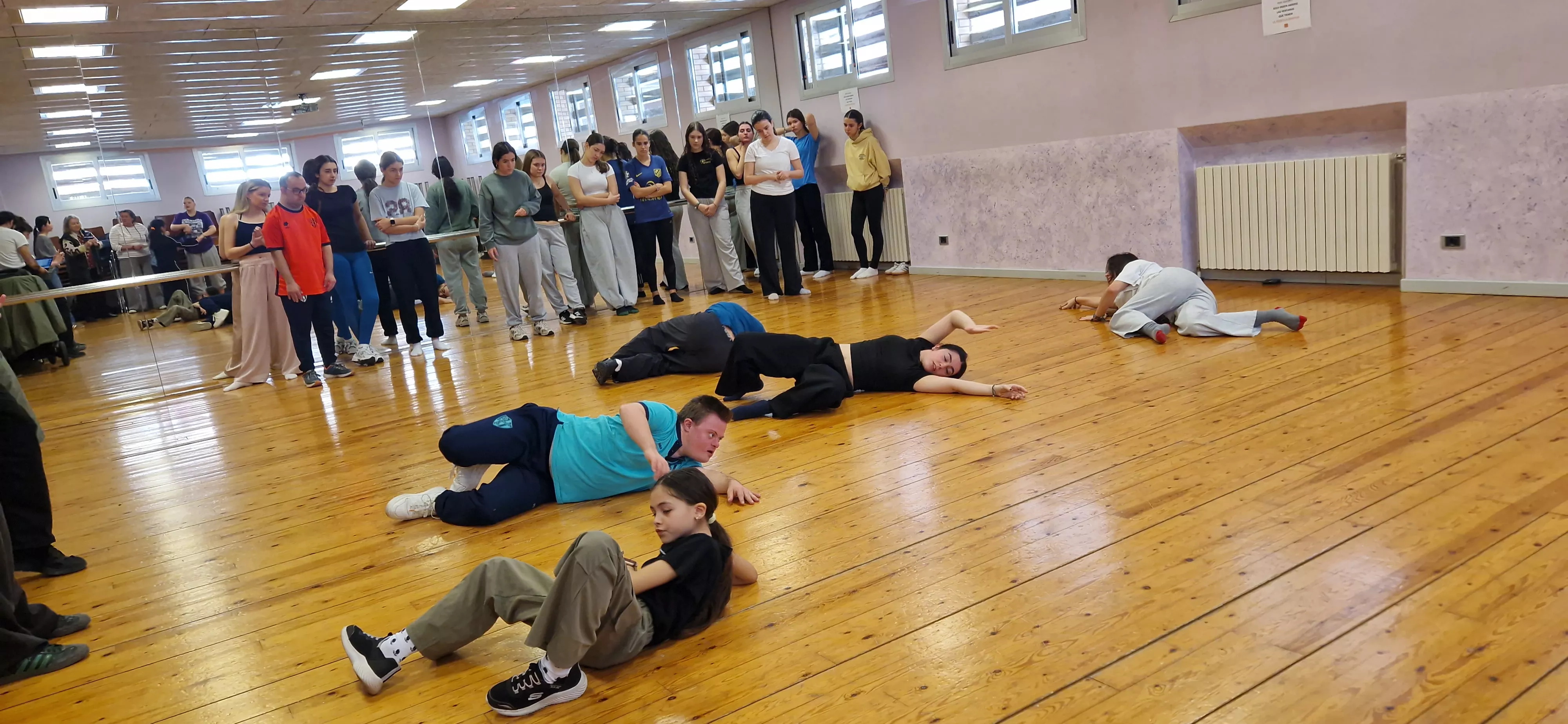 Ensayo del espectáculo de danza inclusiva de la Asociación Down para el Cosmos festival. Foto Myriam Martínez