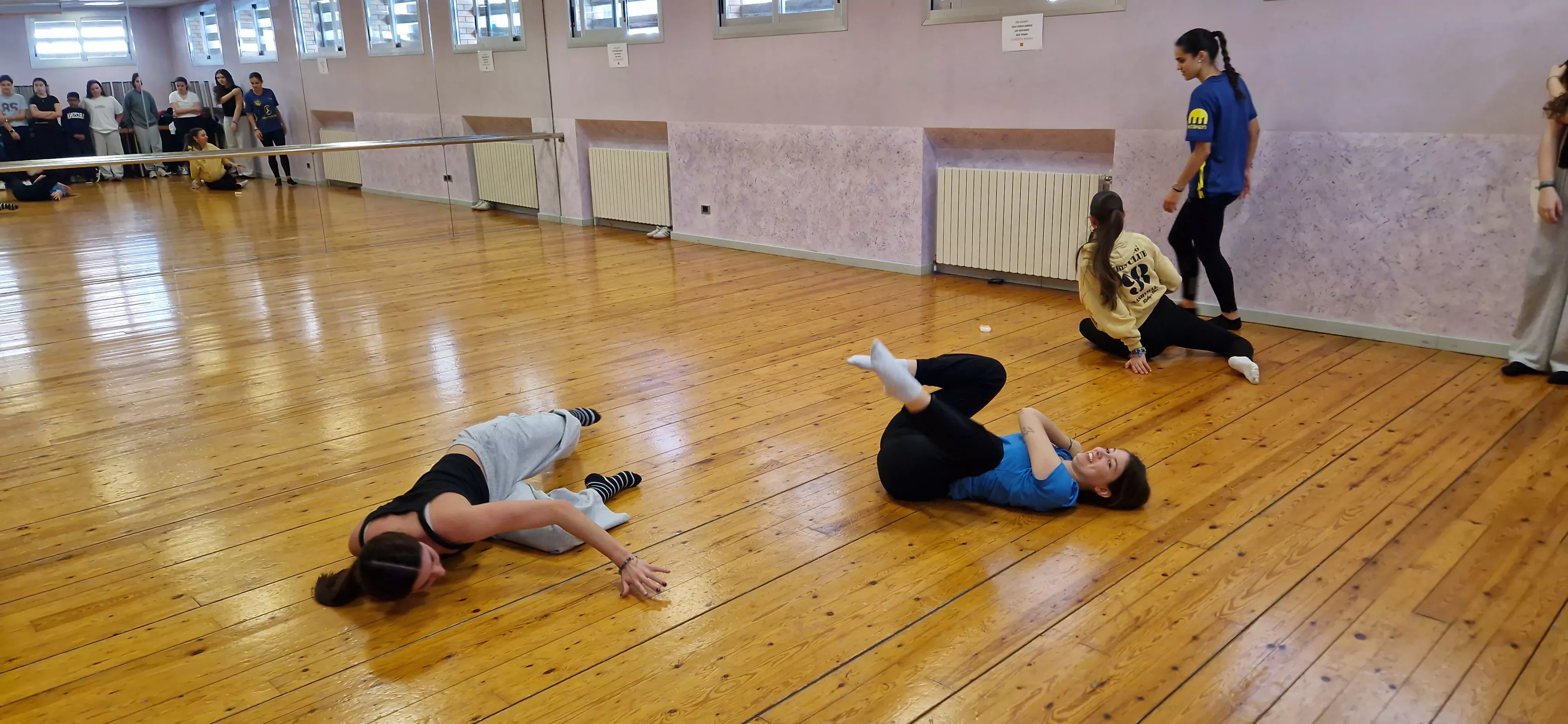 Ensayo del espectáculo de danza inclusiva de la Asociación Down para el Cosmos festival. Foto Myriam Martínez