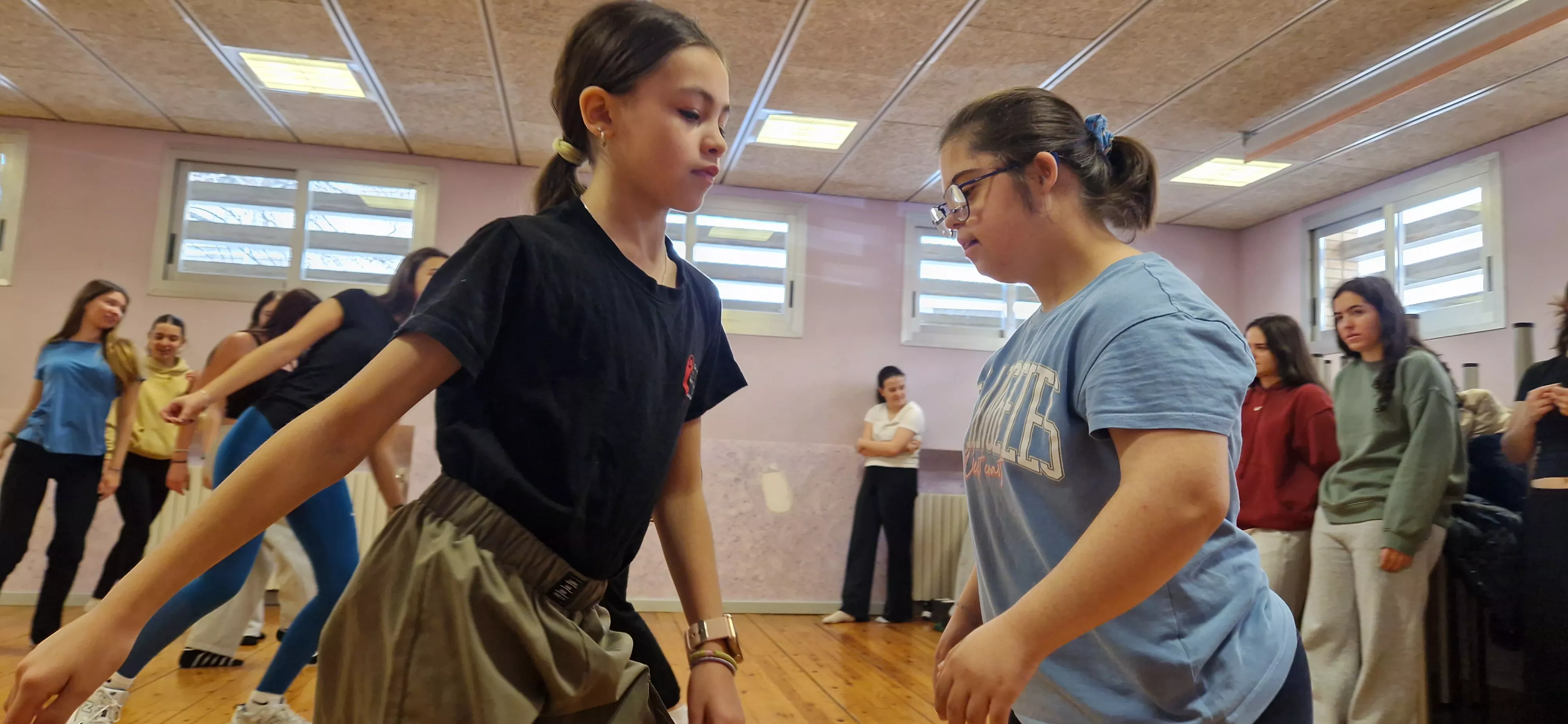 Ensayo del espectáculo de danza inclusiva de la Asociación Down para el Cosmos festival. Foto Myriam Martínez