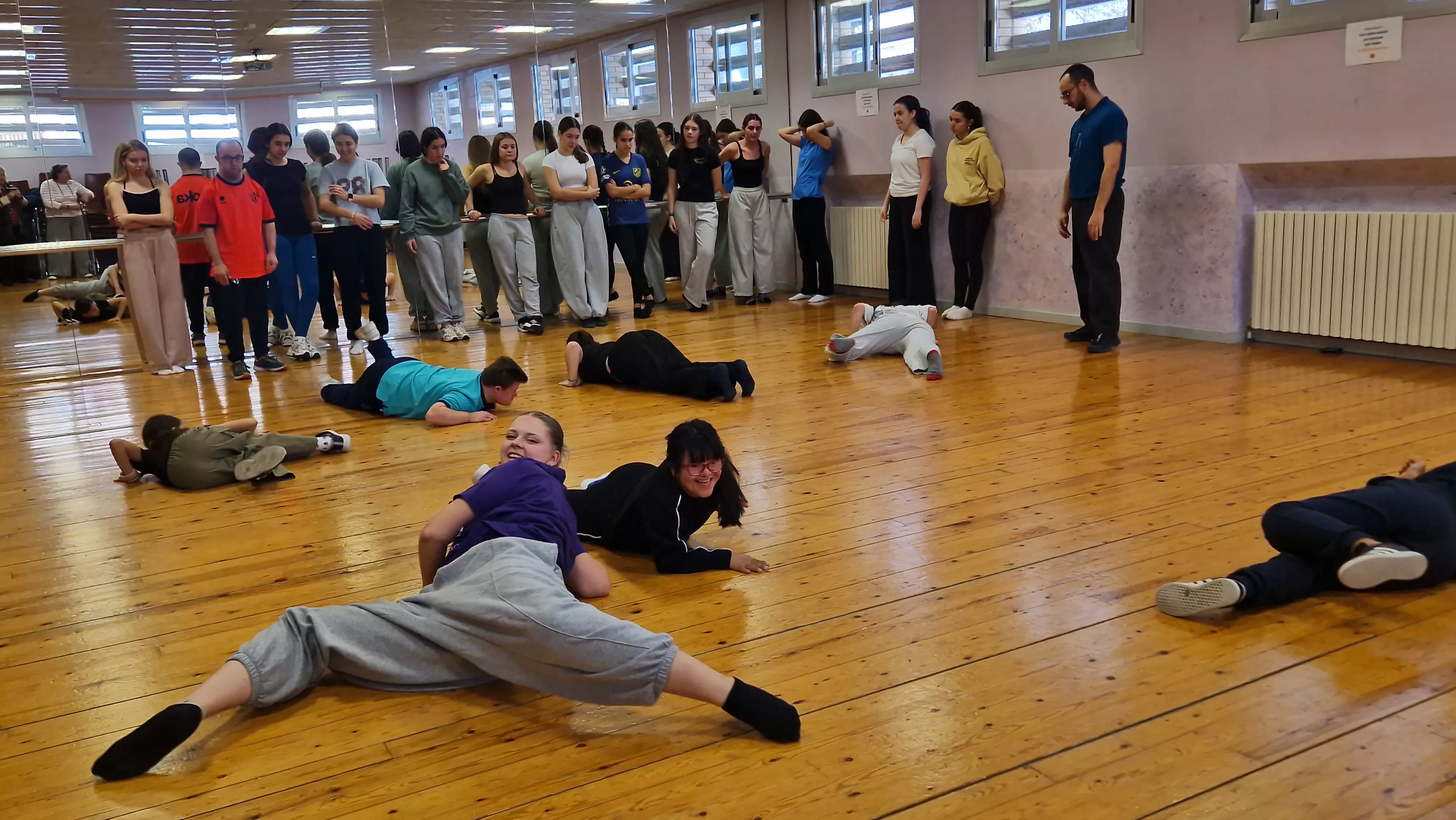 Ensayo del espectáculo de danza inclusiva de la Asociación Down para el Cosmos festival. Foto Myriam Martínez