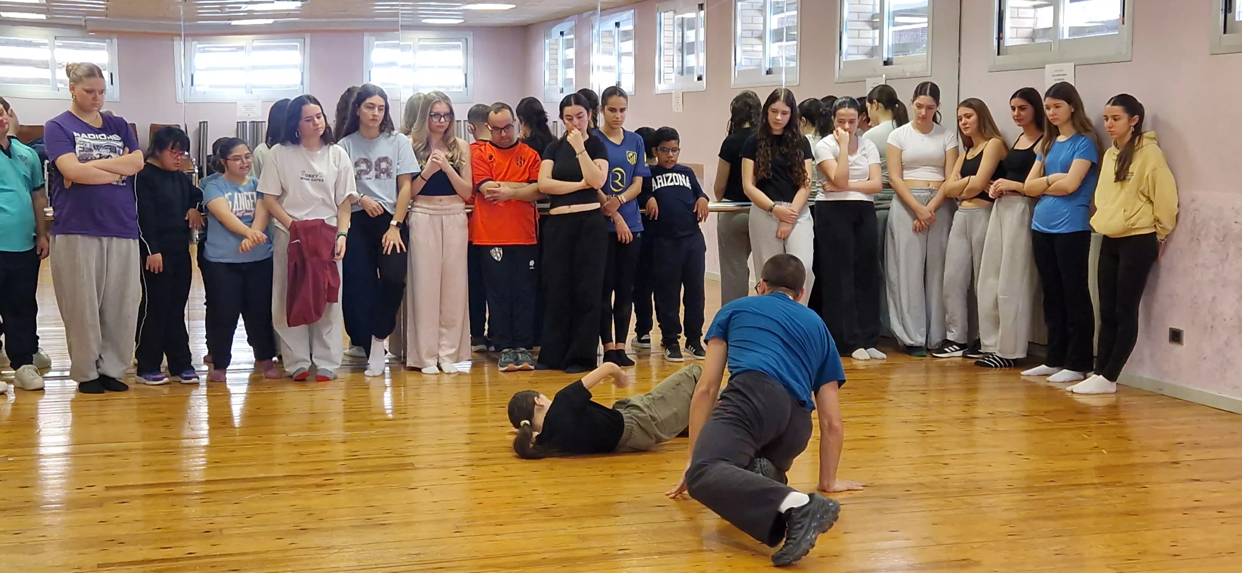 Ensayo del espectáculo de danza inclusiva de la Asociación Down para el Cosmos festival. Foto Myriam Martínez