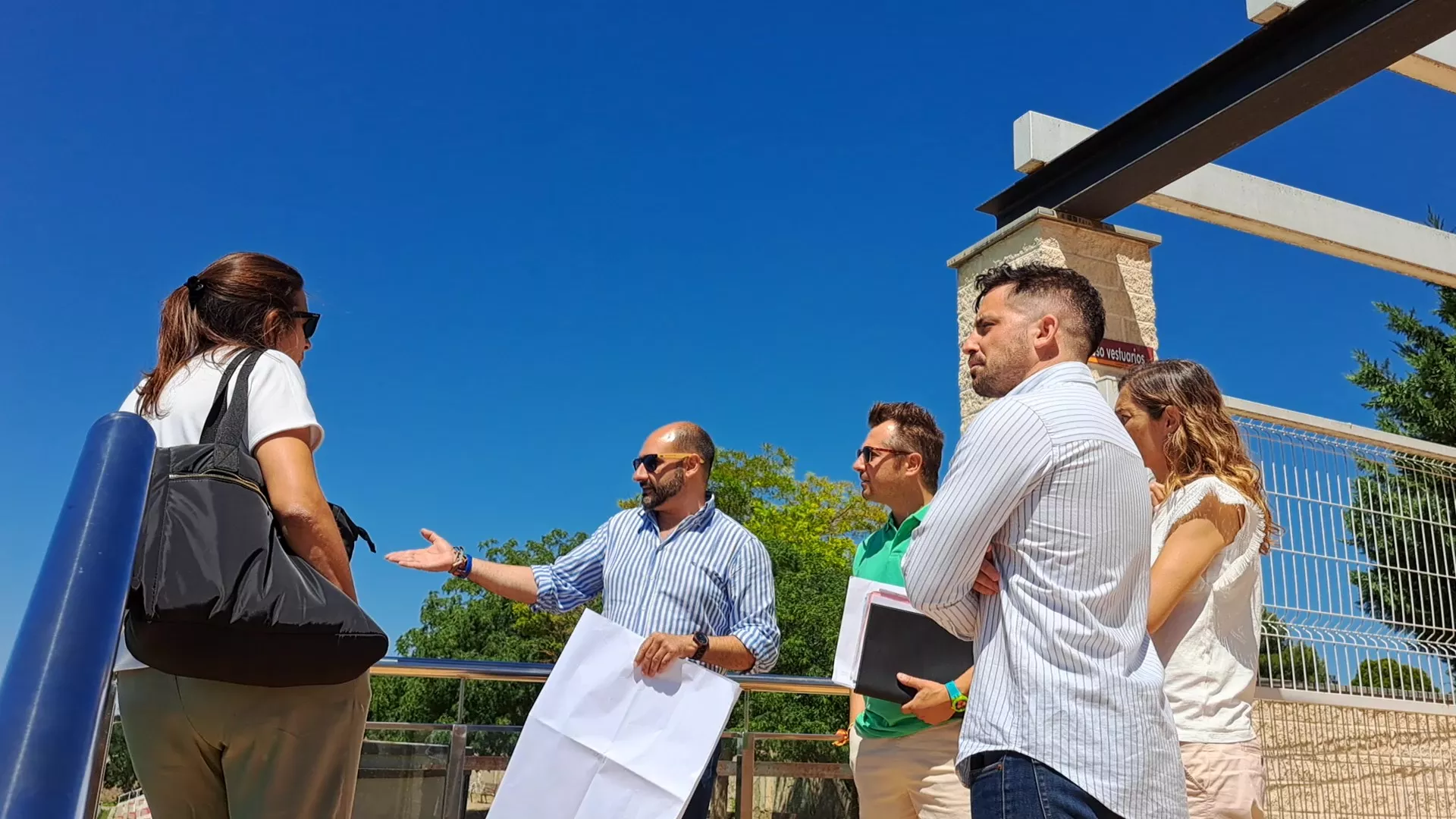 El alcalde y Albert, con los planos para instalaciones deportivas municipales de Barbastro